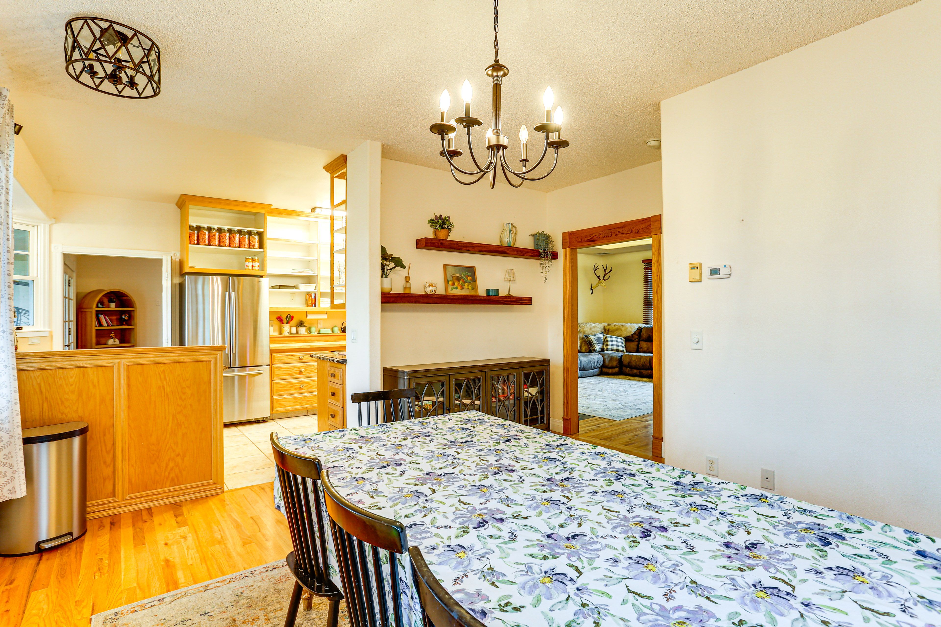 Dining Area | Dishware/Flatware Provided