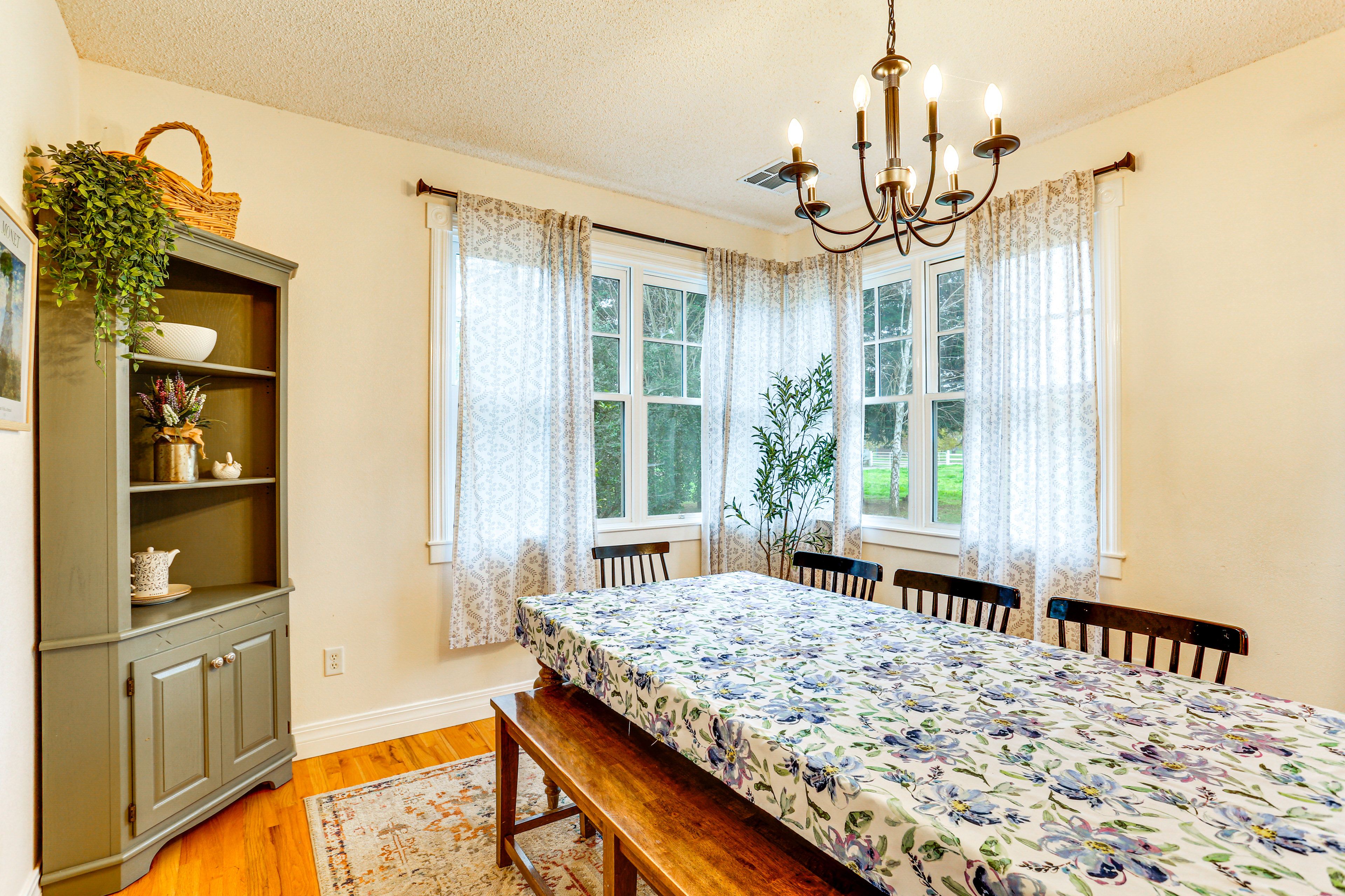 Dining Area | Dishware/Flatware Provided