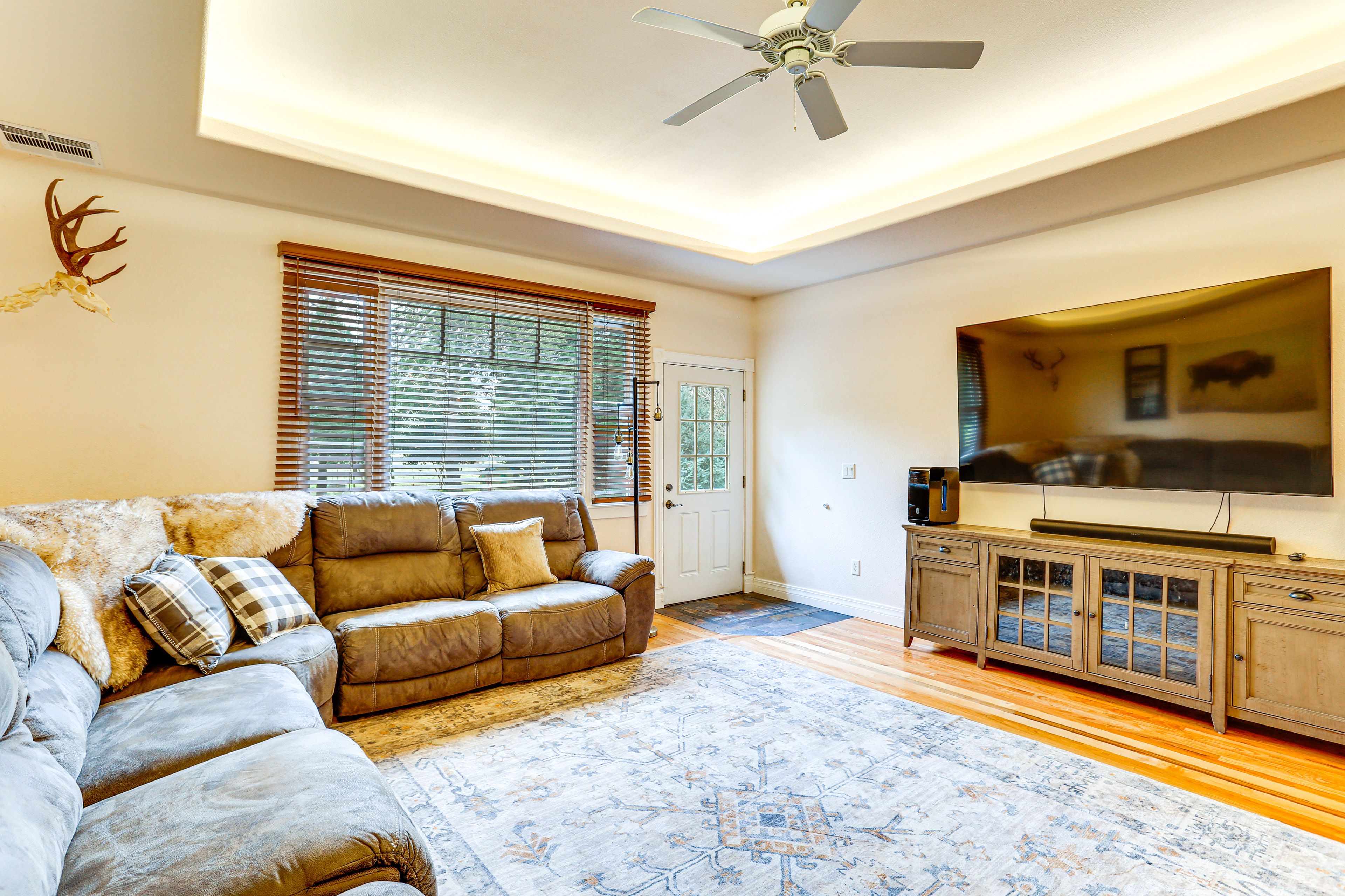 Living Room | Free WiFi | Central Heating & A/C | Smart TV