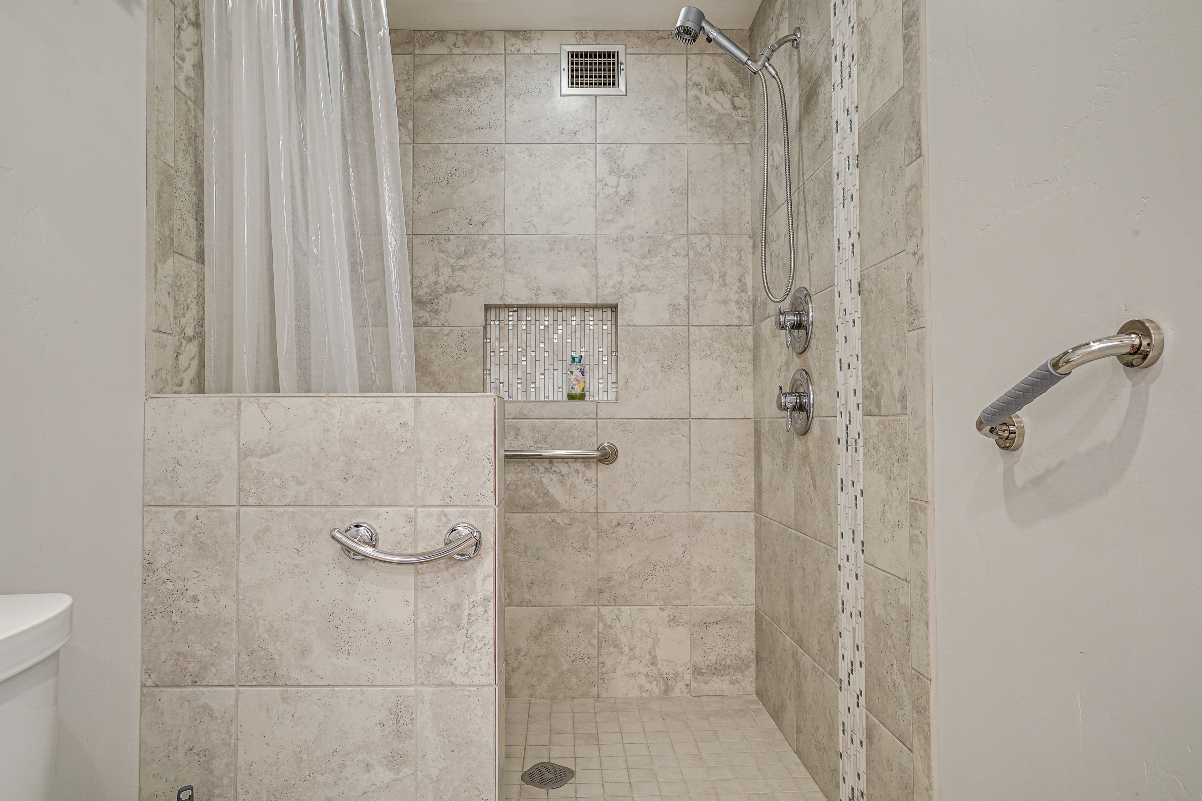 Full Bathroom | Towels Provided