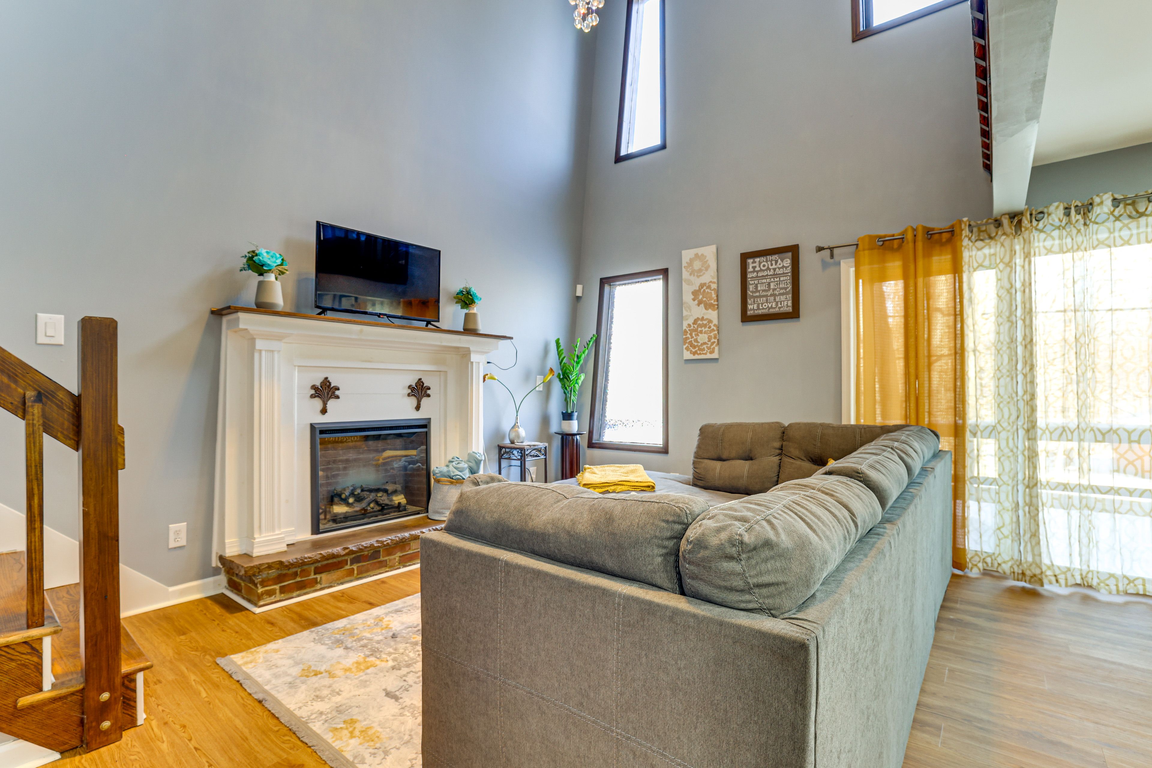 Living Room | 1st Floor | Smart TV | Free WiFi | Gas Fireplace