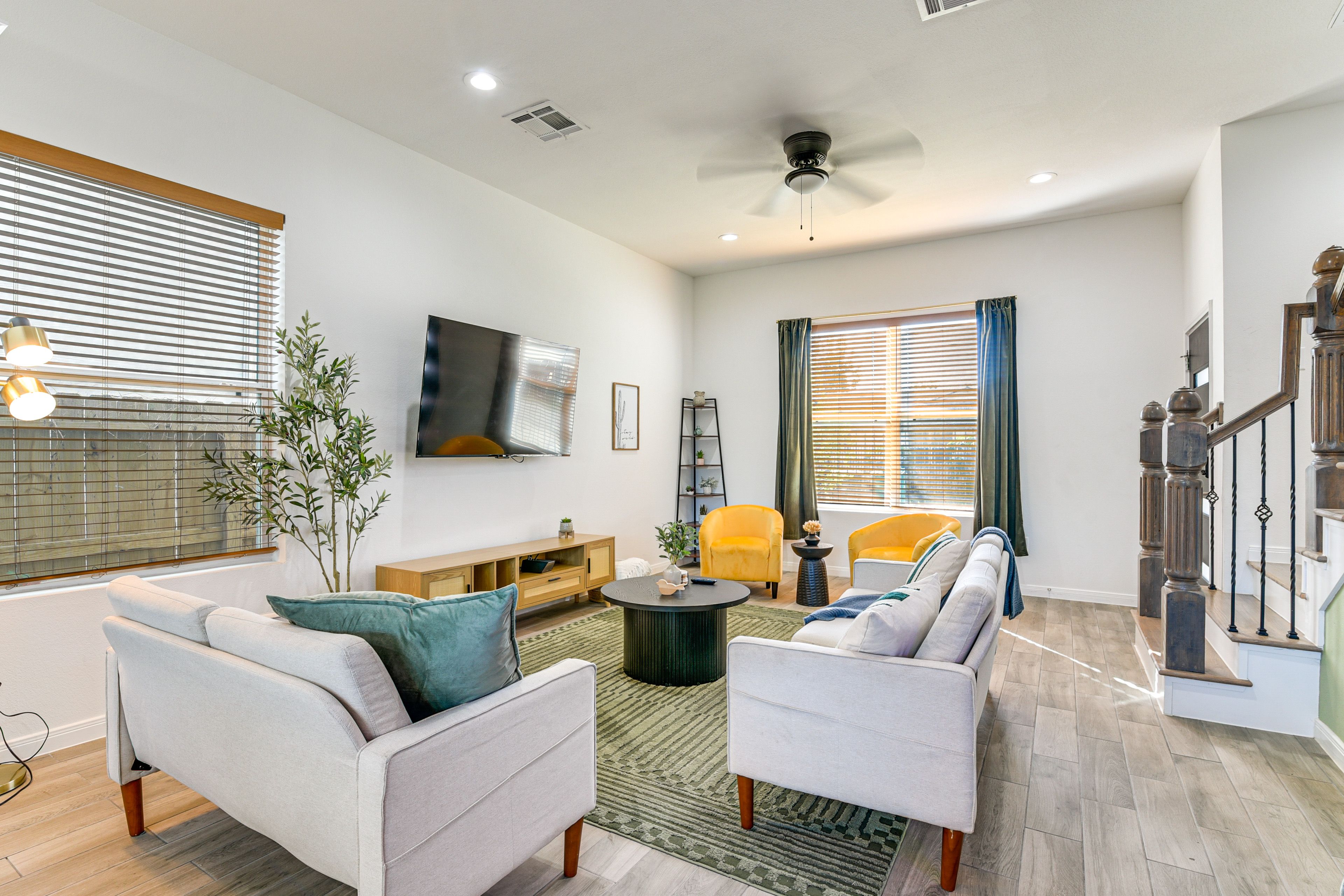 Living Room | 1st Floor | Smart TV | Free WiFi