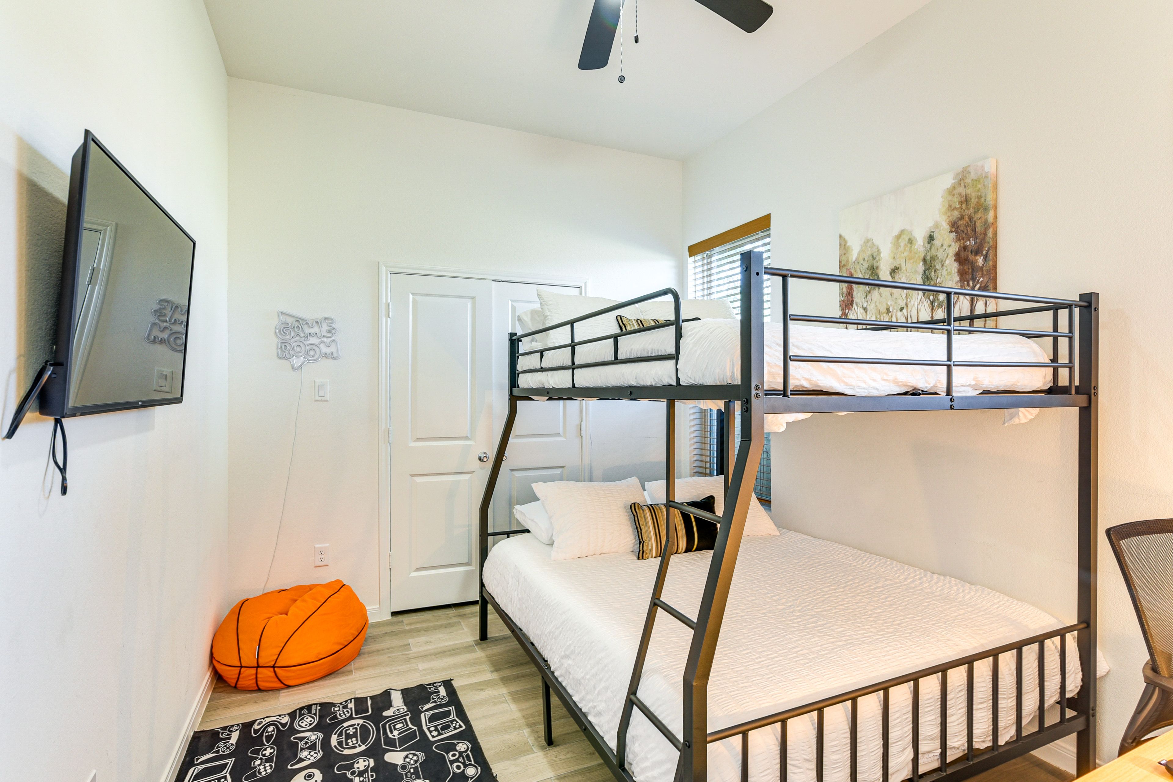 Bedroom 5 | 1st Floor | Bunk Bed (Full/Queen) | Smart TV | Work Desk