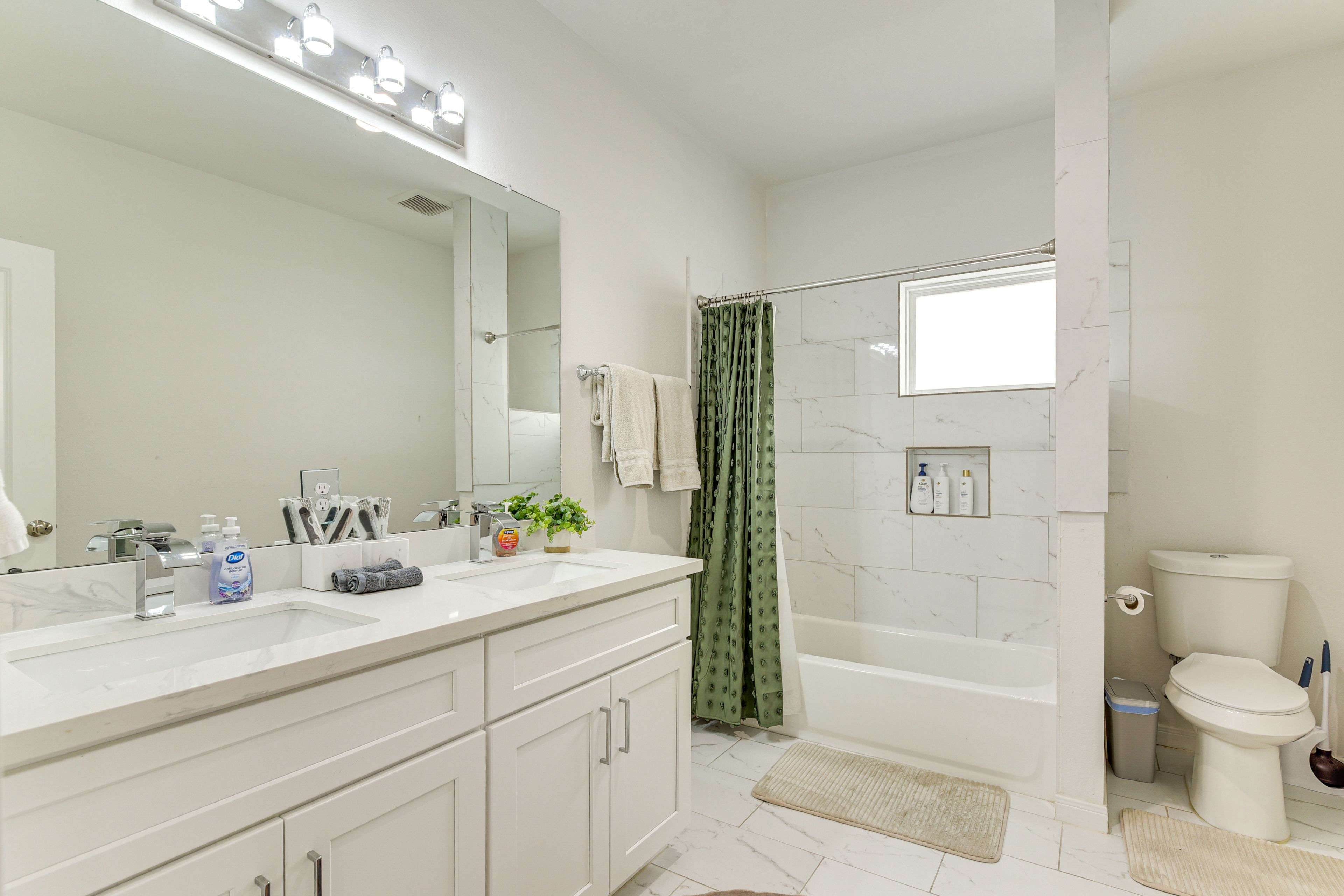 Full Bathroom | 2nd Floor | Complimentary Toiletries | Hair Dryer