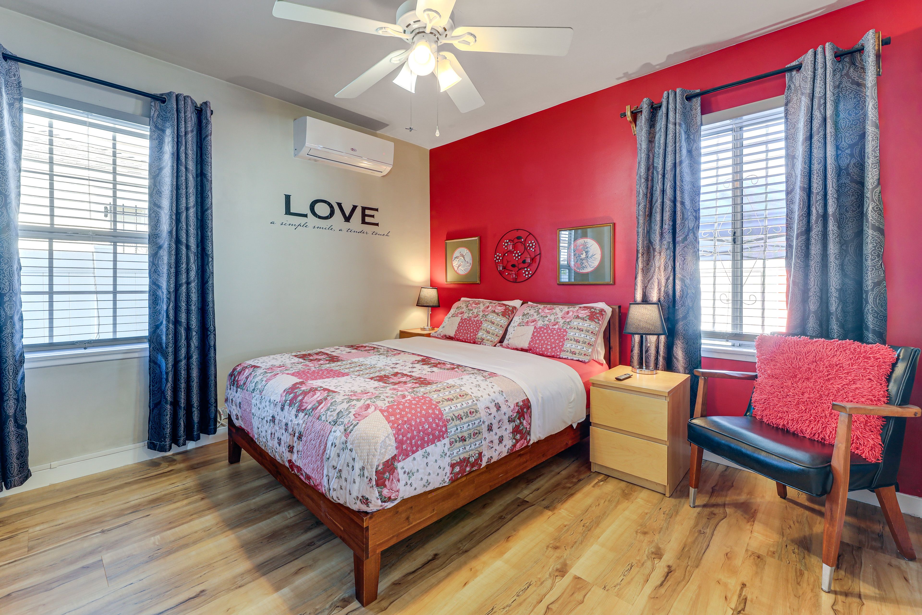 Bedroom 1 | Queen Bed | Smart TV