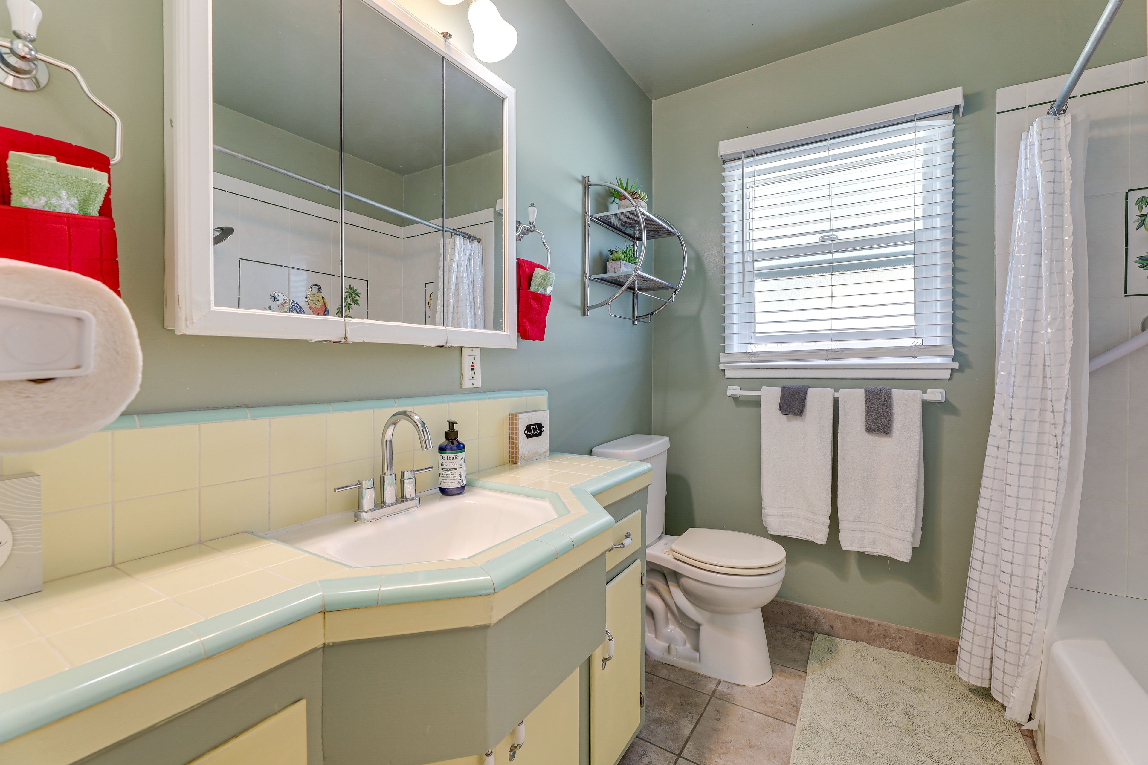 Full Bathroom | Towels & Linens Provided