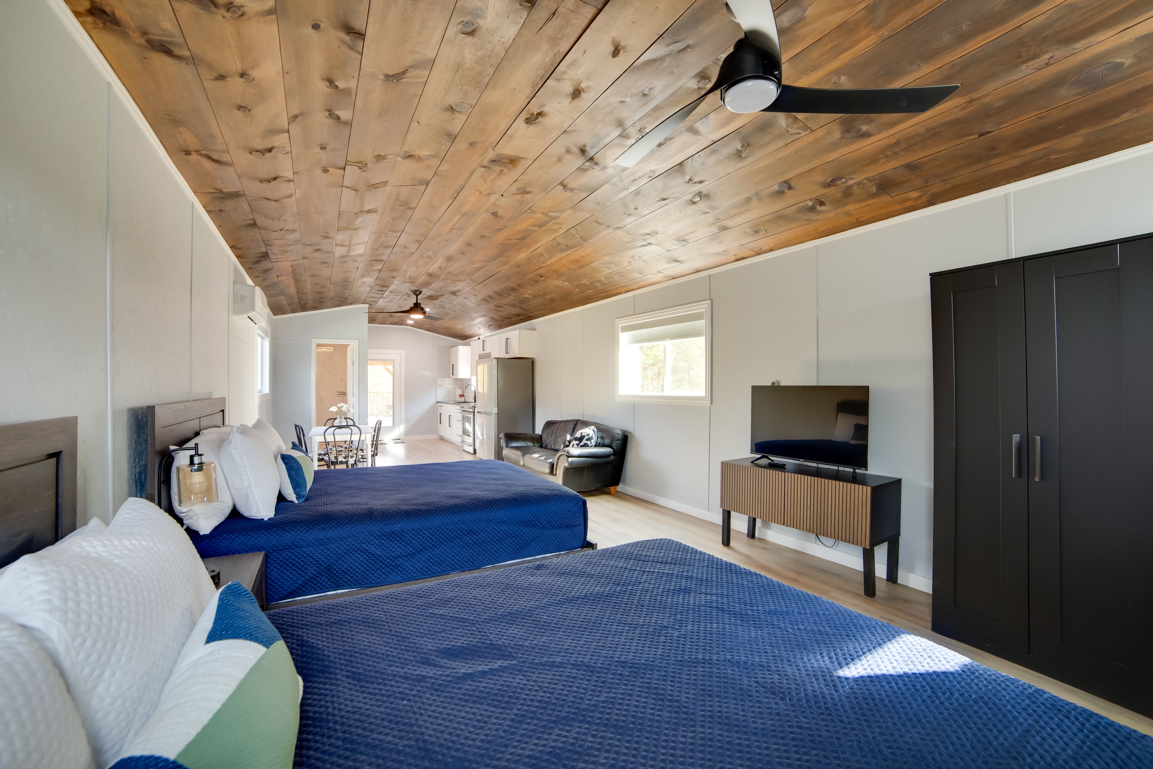 Studio | 2 Queen Beds | Smart TV | Free WiFi