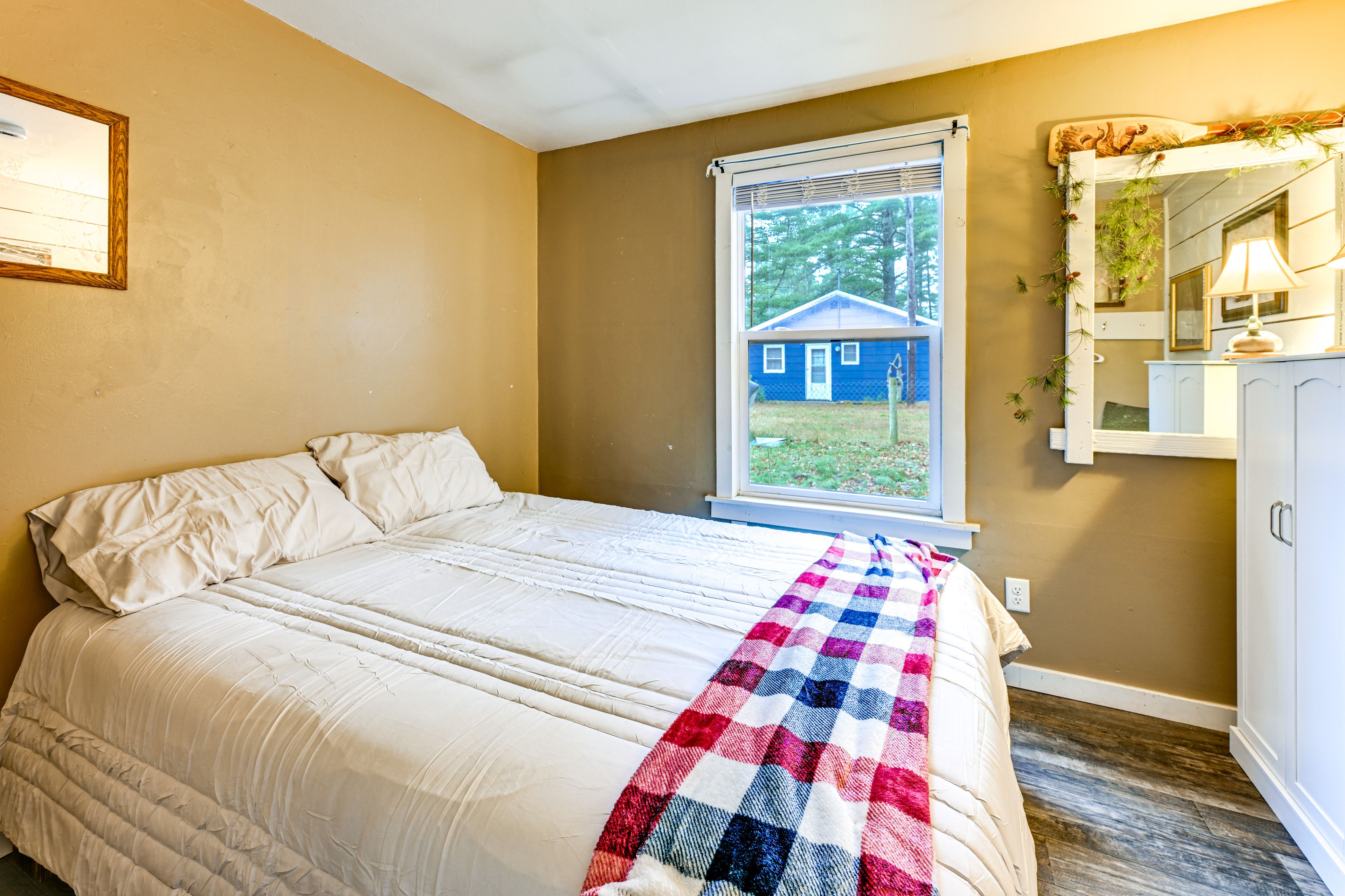 Bedroom 1 | Queen Bed