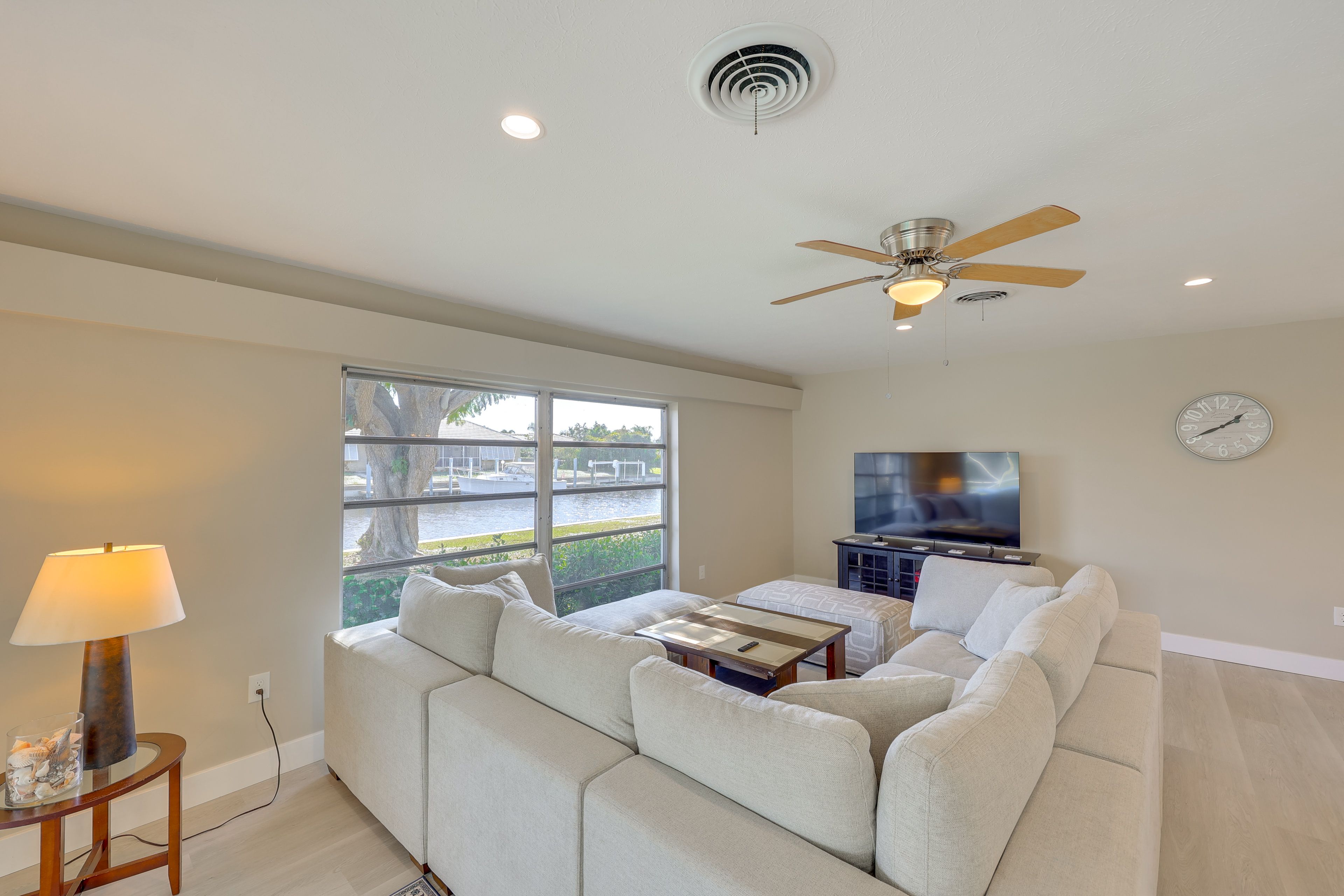 Living Room | Smart TV | Free WiFi