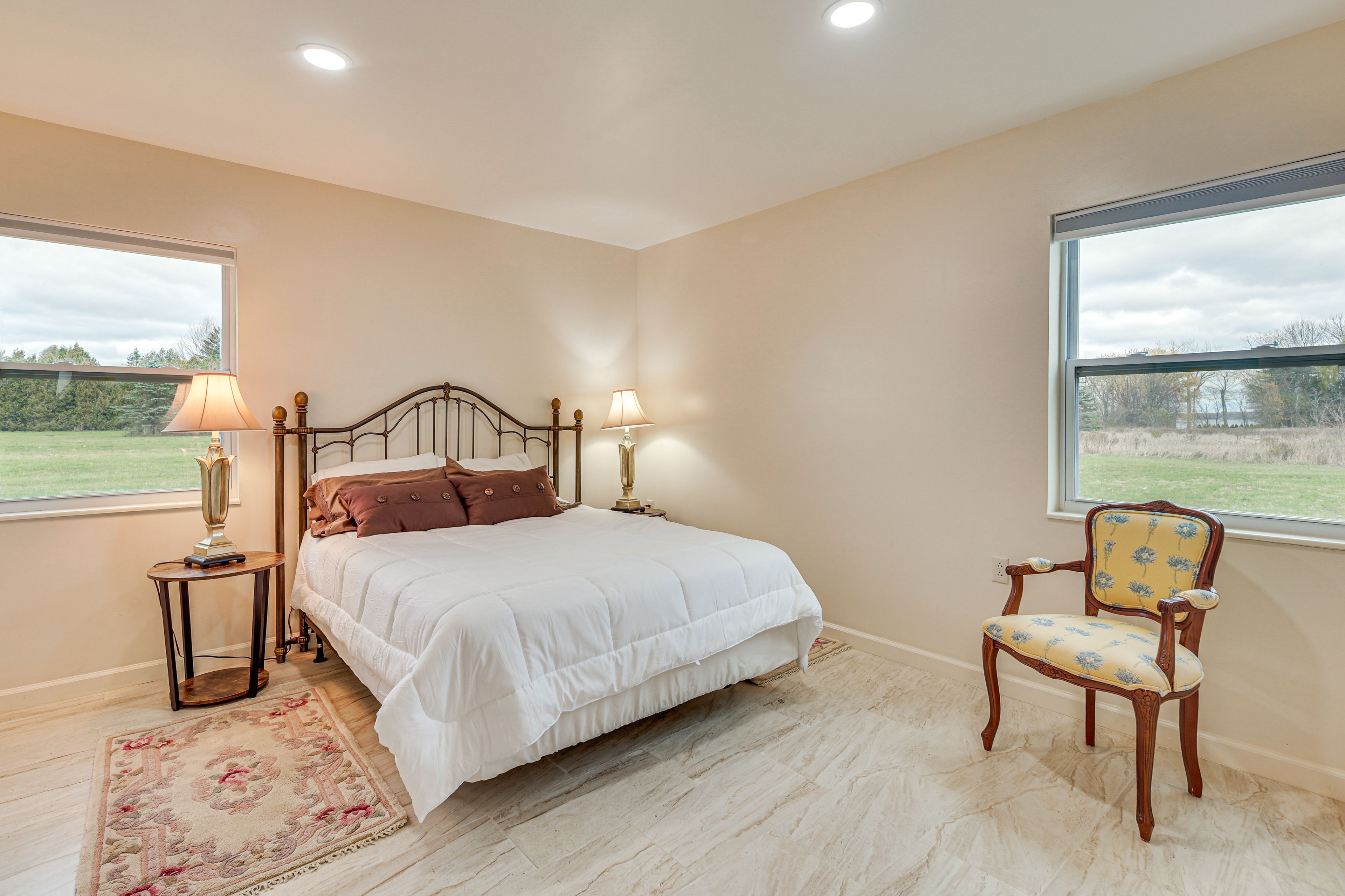 Bedroom 1 | Queen Bed