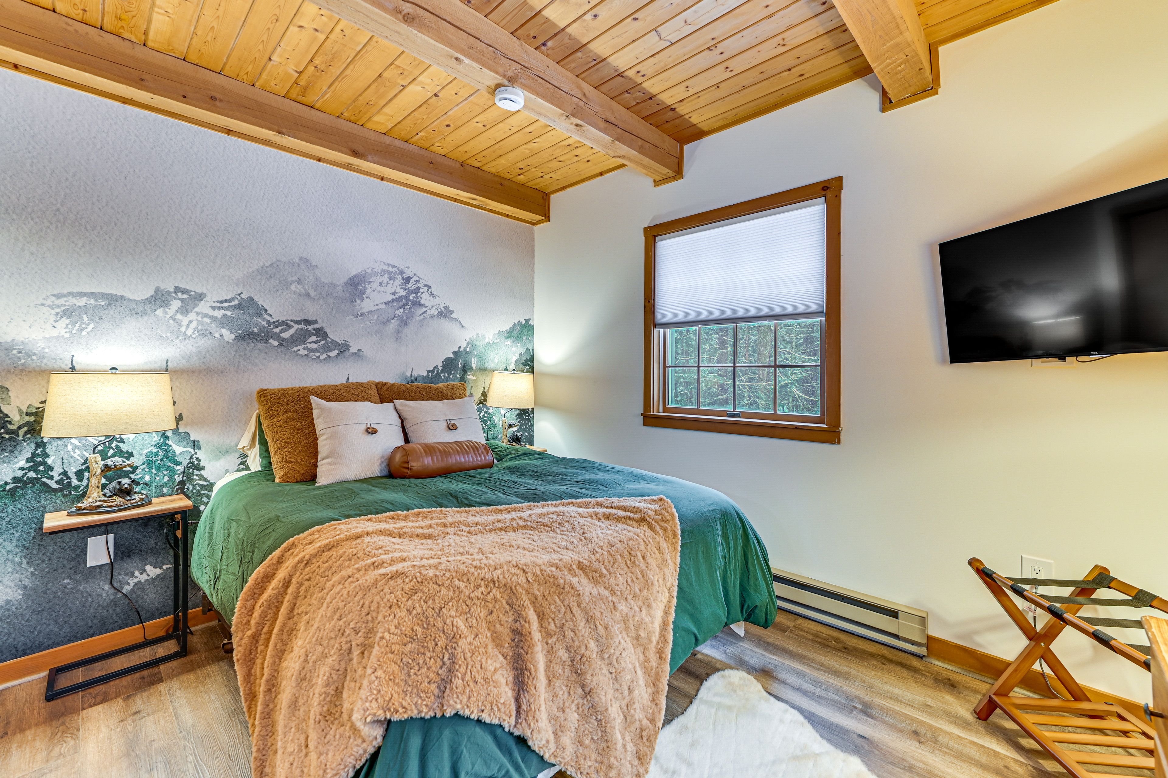 Bedroom 1 | Queen Bed | Smart TV | 1st Floor