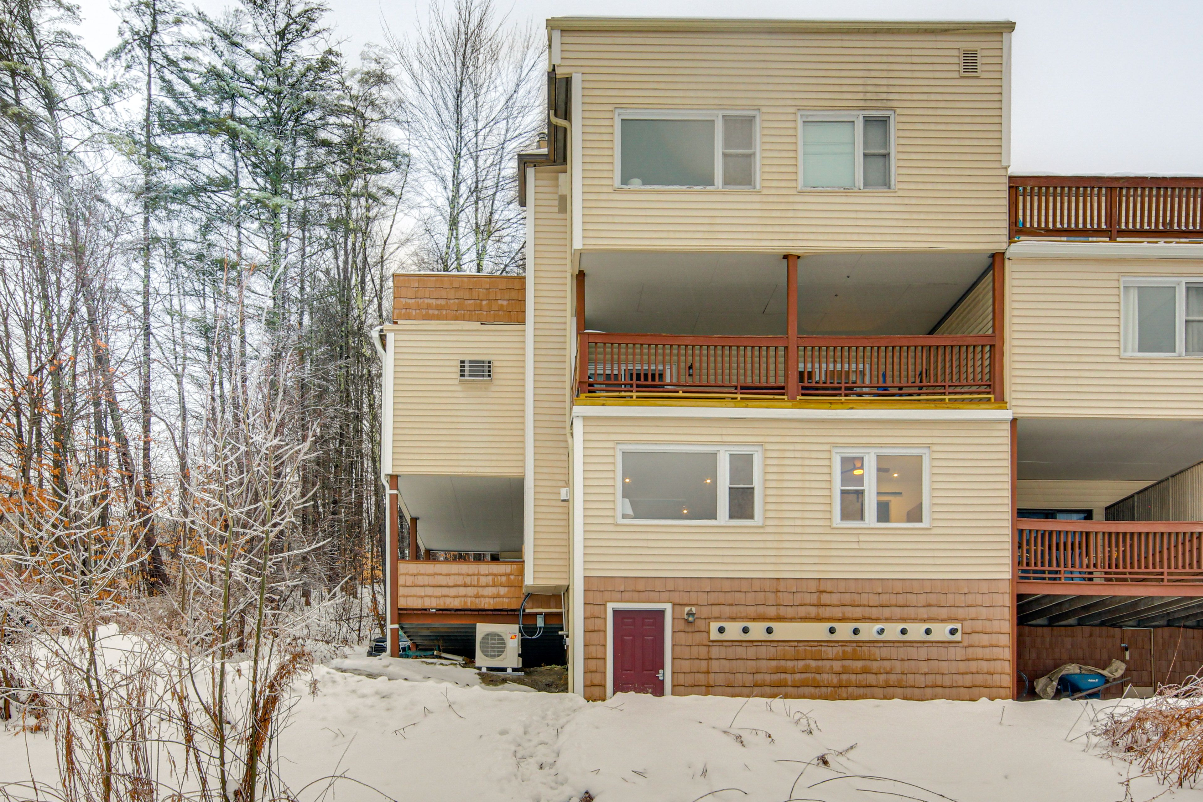 Exterior | Community Parking Lot (1 Vehicle)