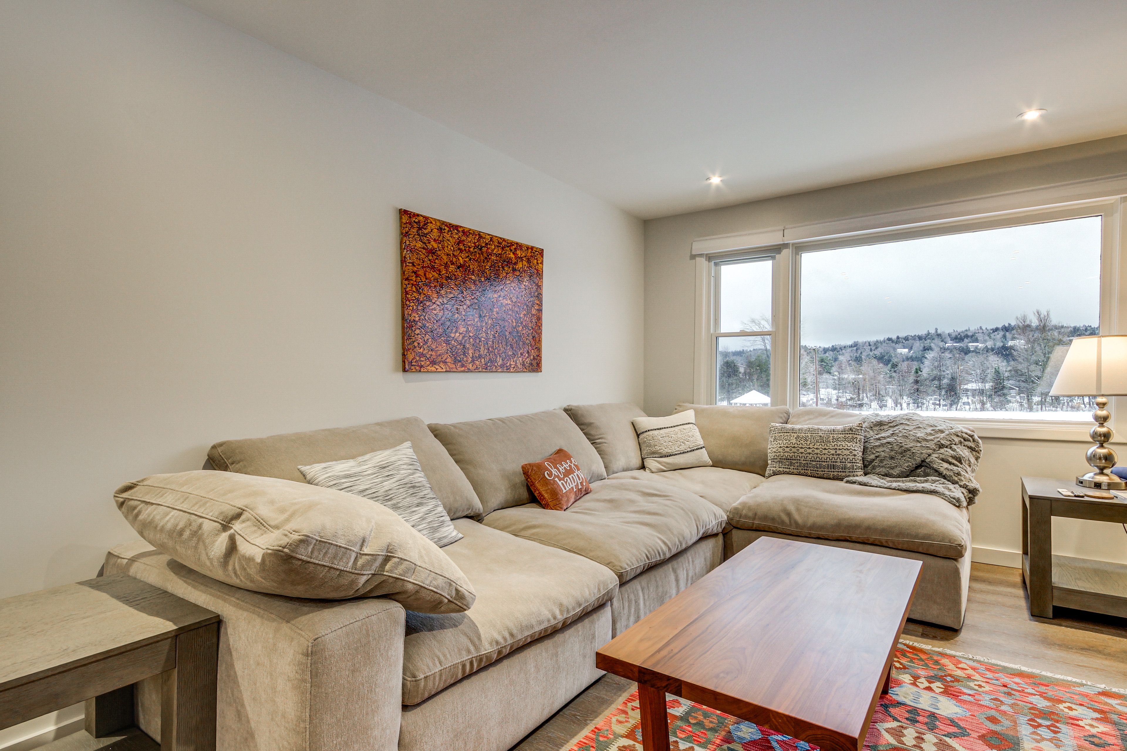 Living Room | Free WiFi | Smart TV | Mountain Views