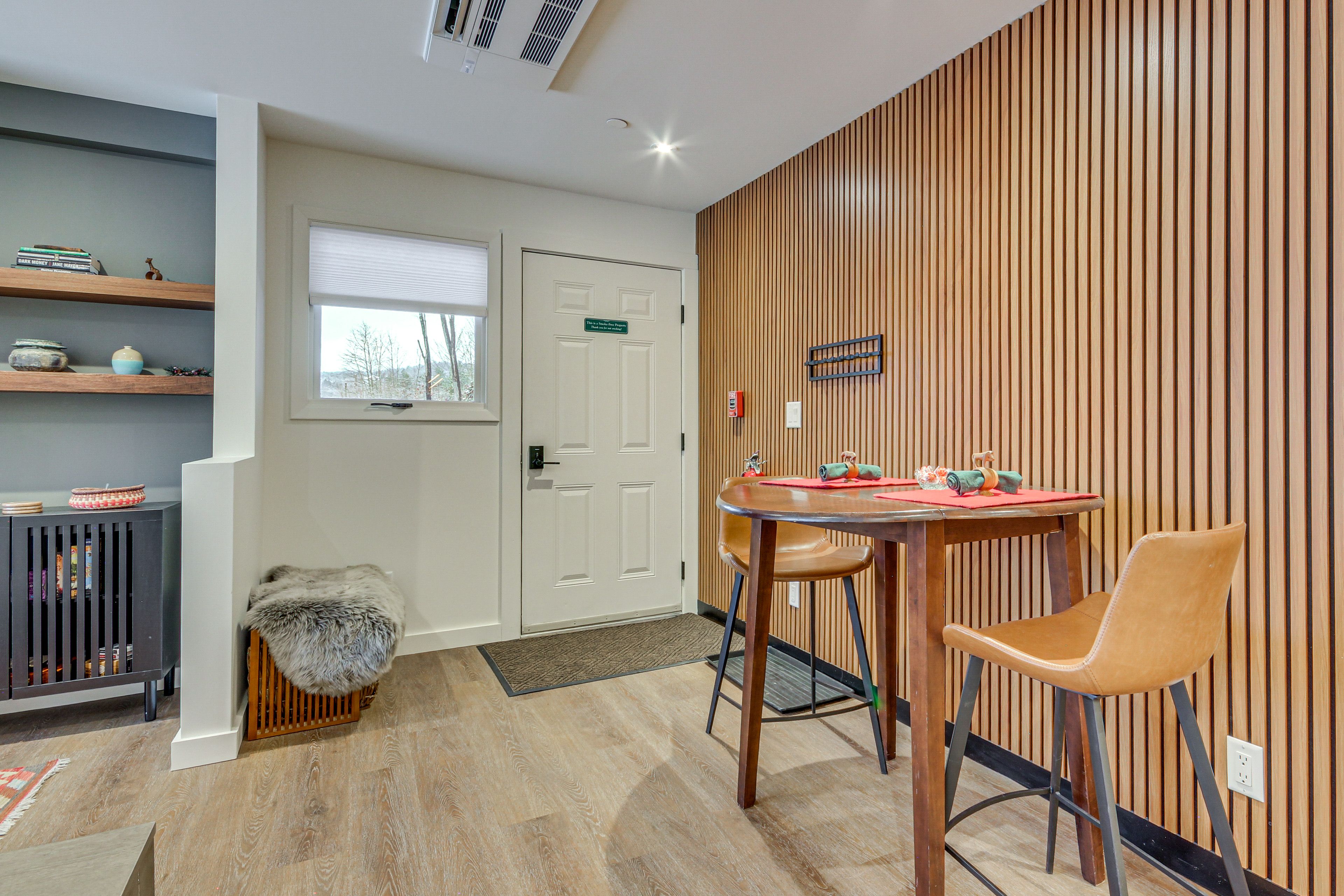 Dining Area | Dishware/Flatware Provided