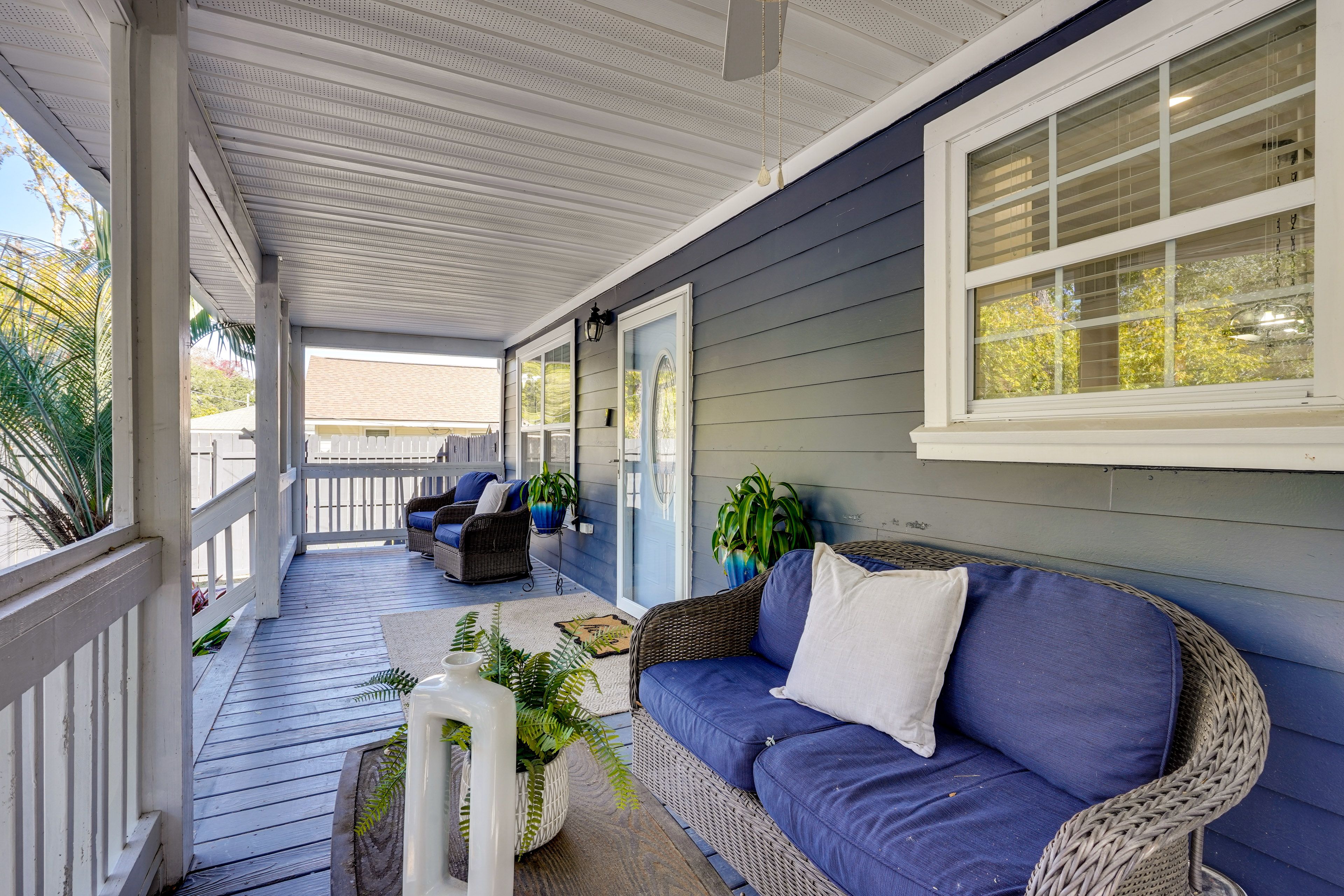 Covered Porch | Lounge Seating