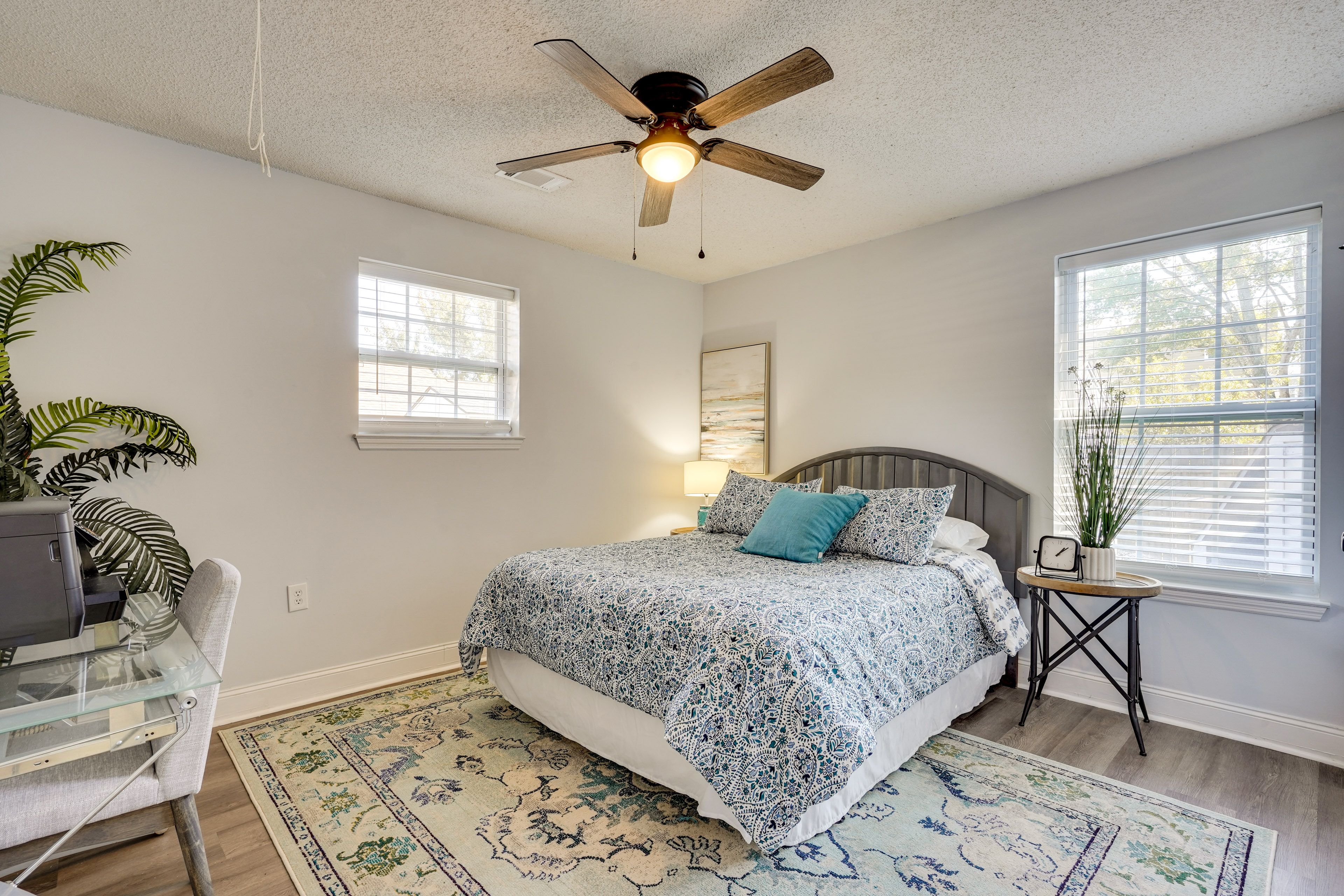 Bedroom 3 | Queen Bed | Desk w/ Printer