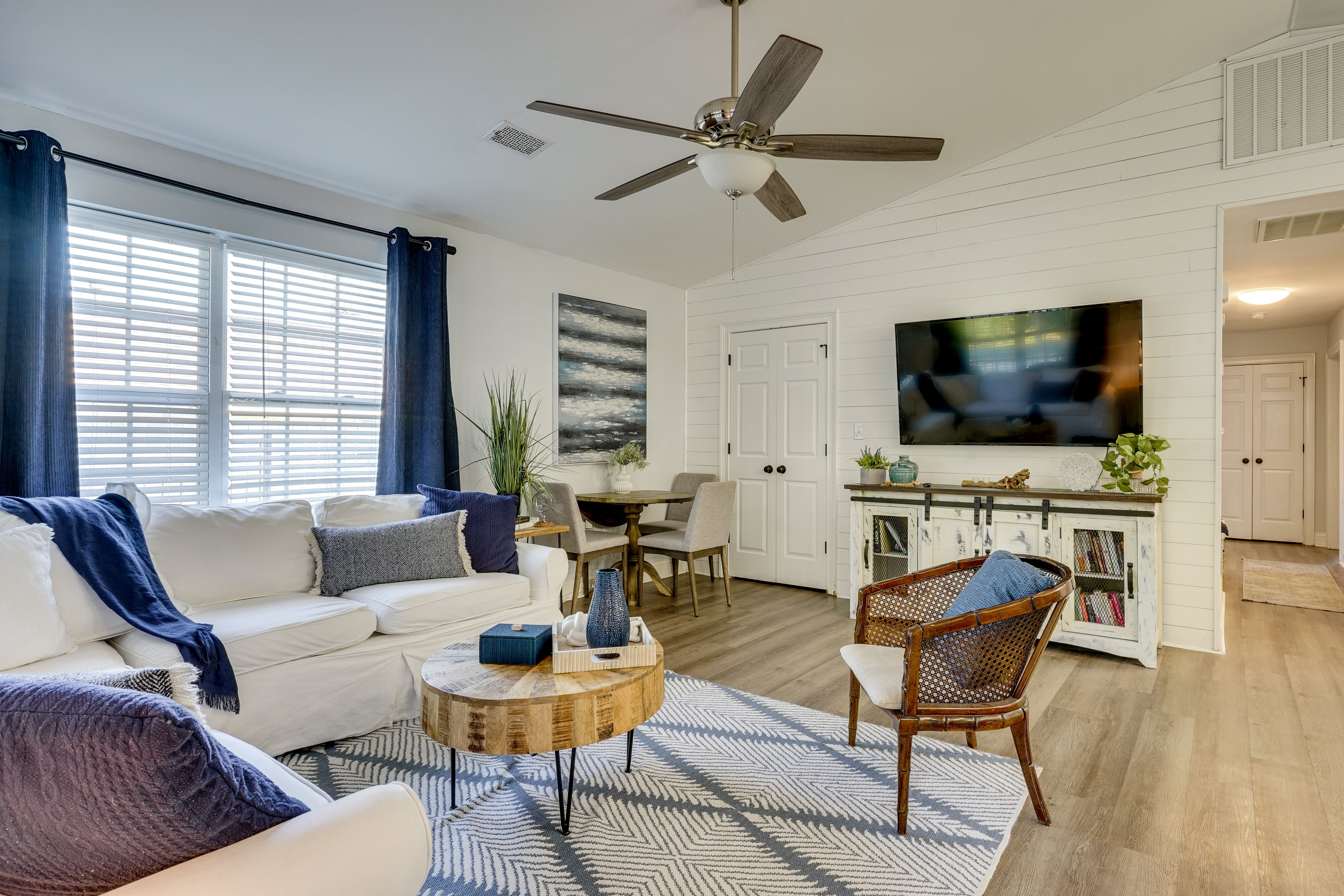 Living Room | Smart TV | Dining Table | Free WiFi | Central Heat & A/C