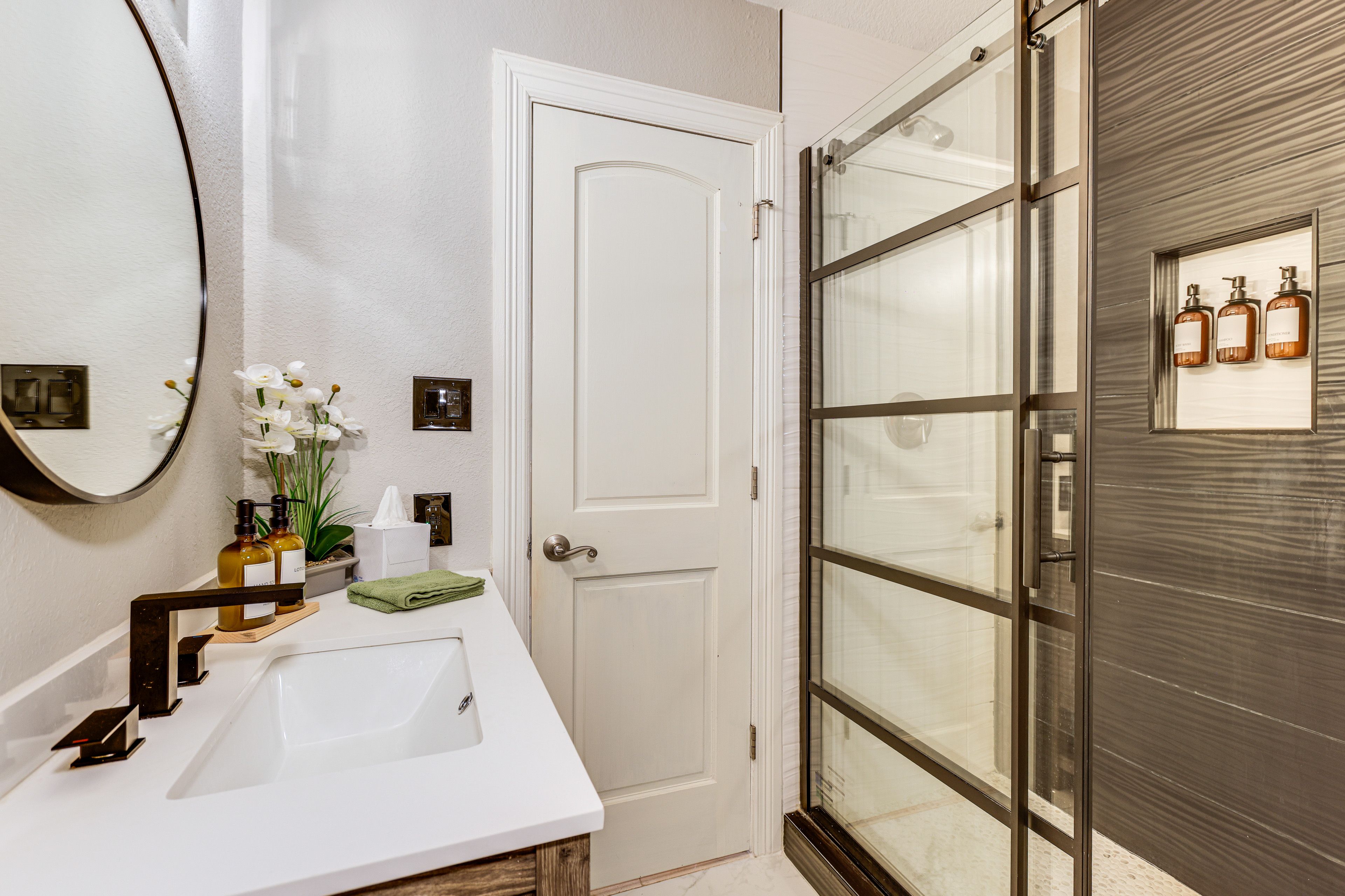 Full Bathroom | 1st Floor | Towels Provided