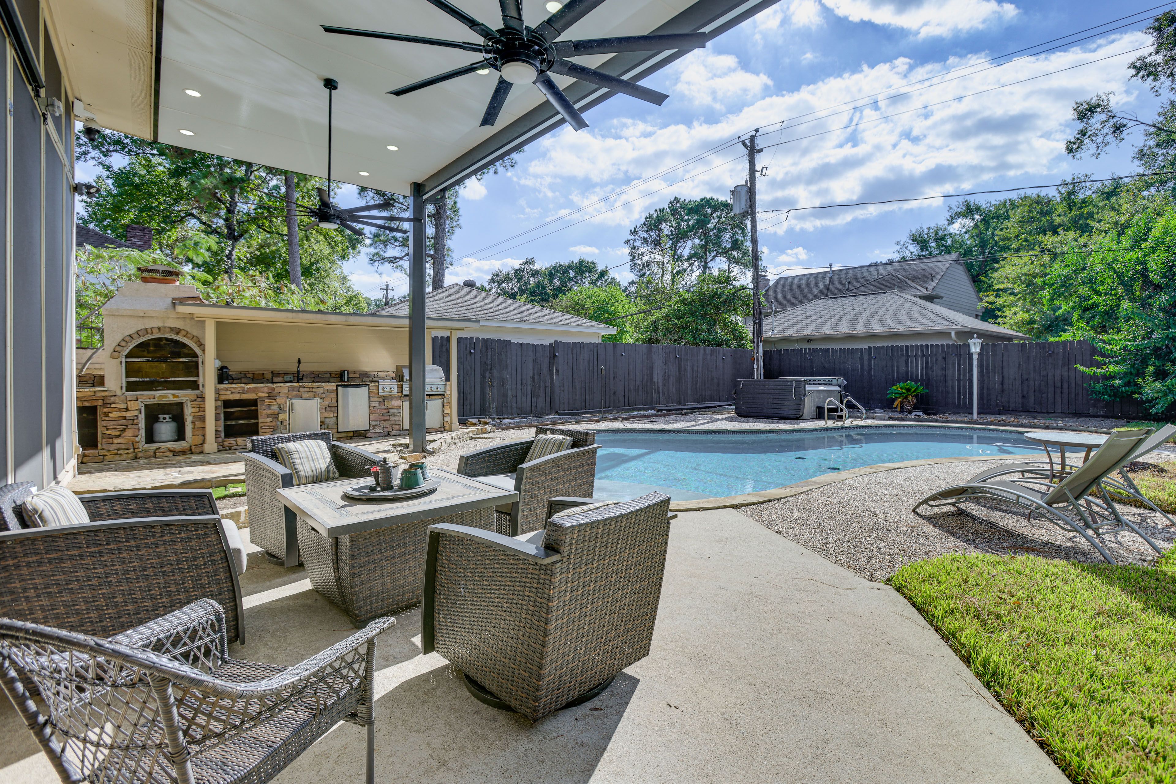 Covered Patio w/ Fire Table