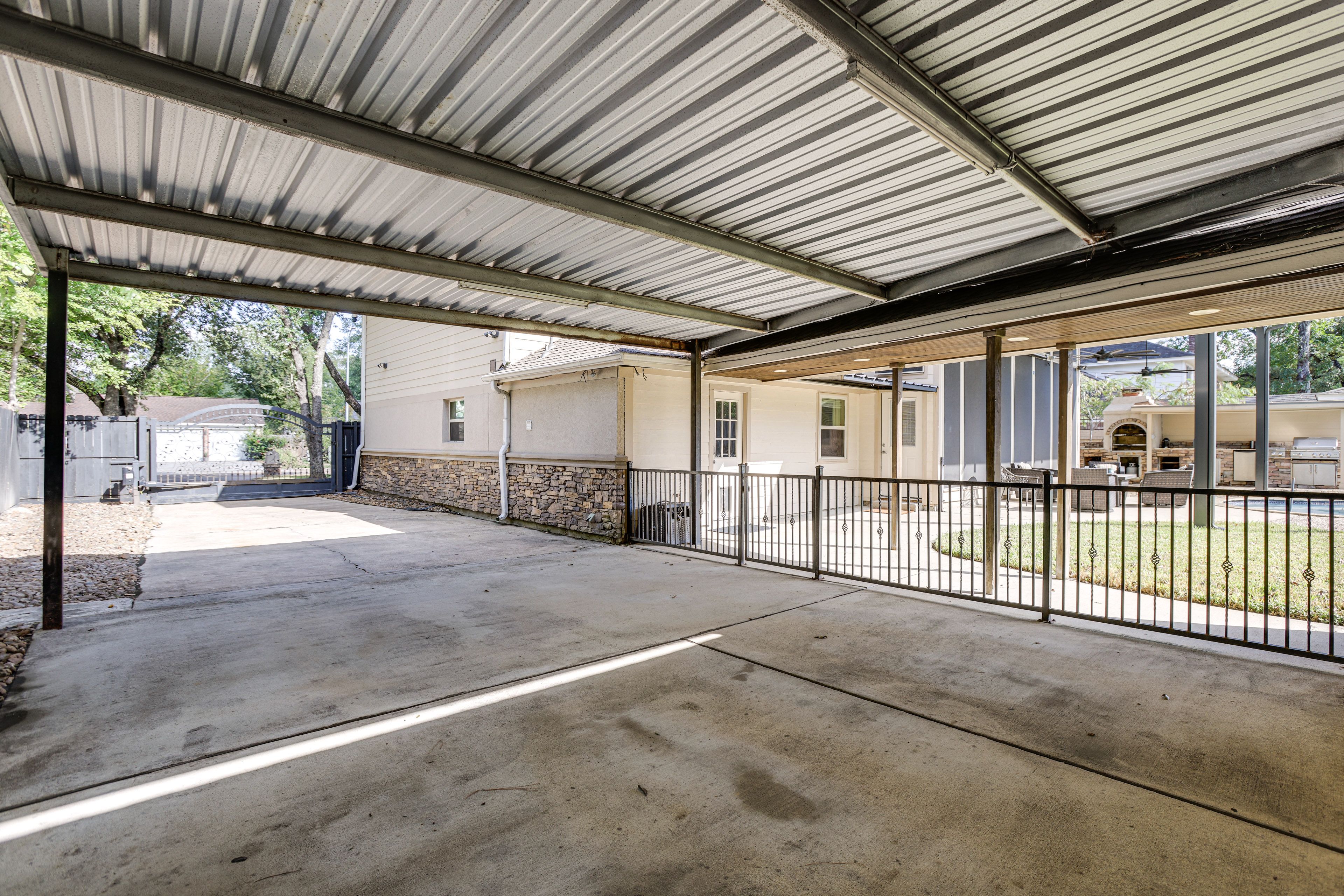 Parking | Driveway (7 Vehicles) | Free Street Parking (First-Come, First-Served)