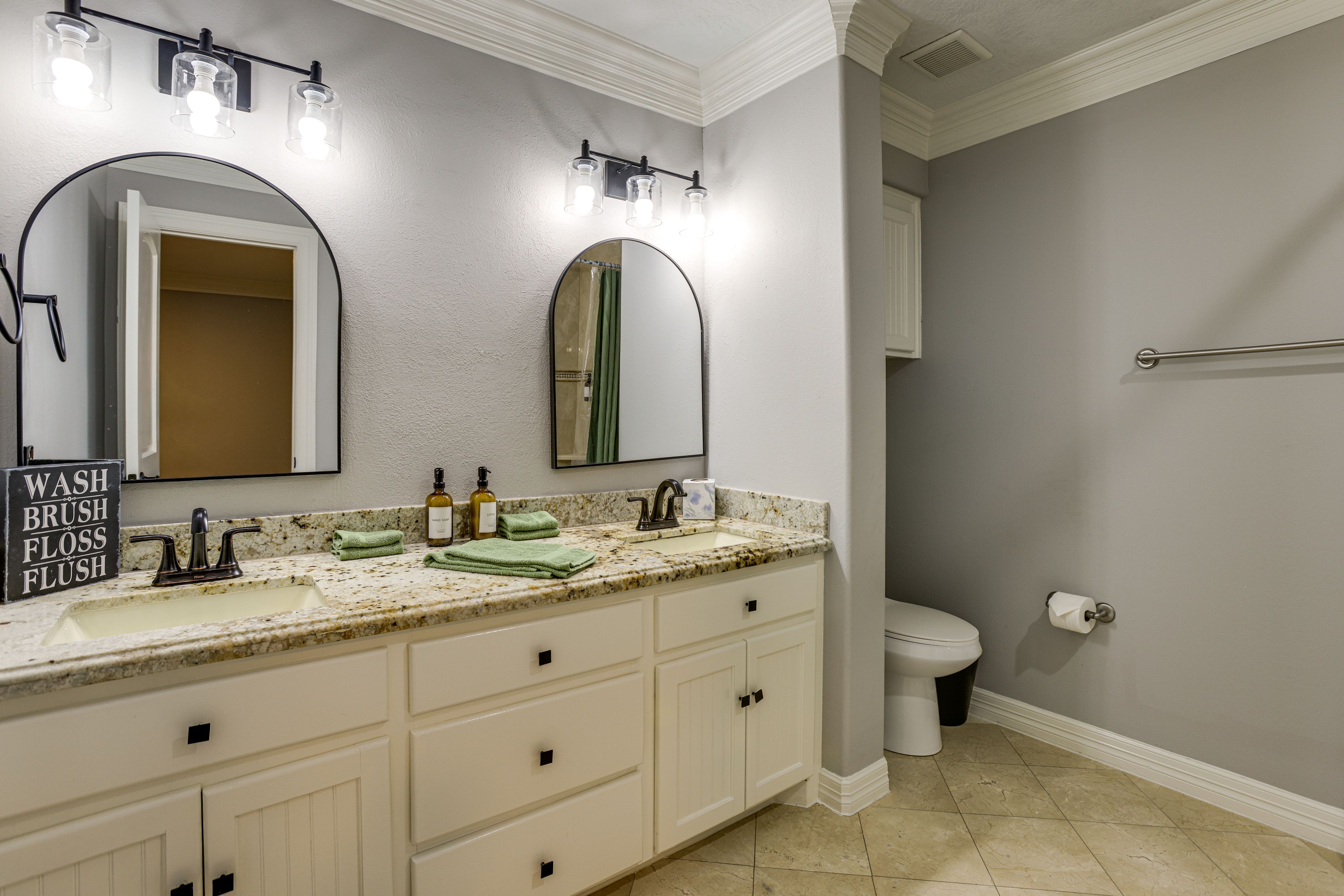 Full Bathroom | 2nd Floor | Complimentary Toiletries