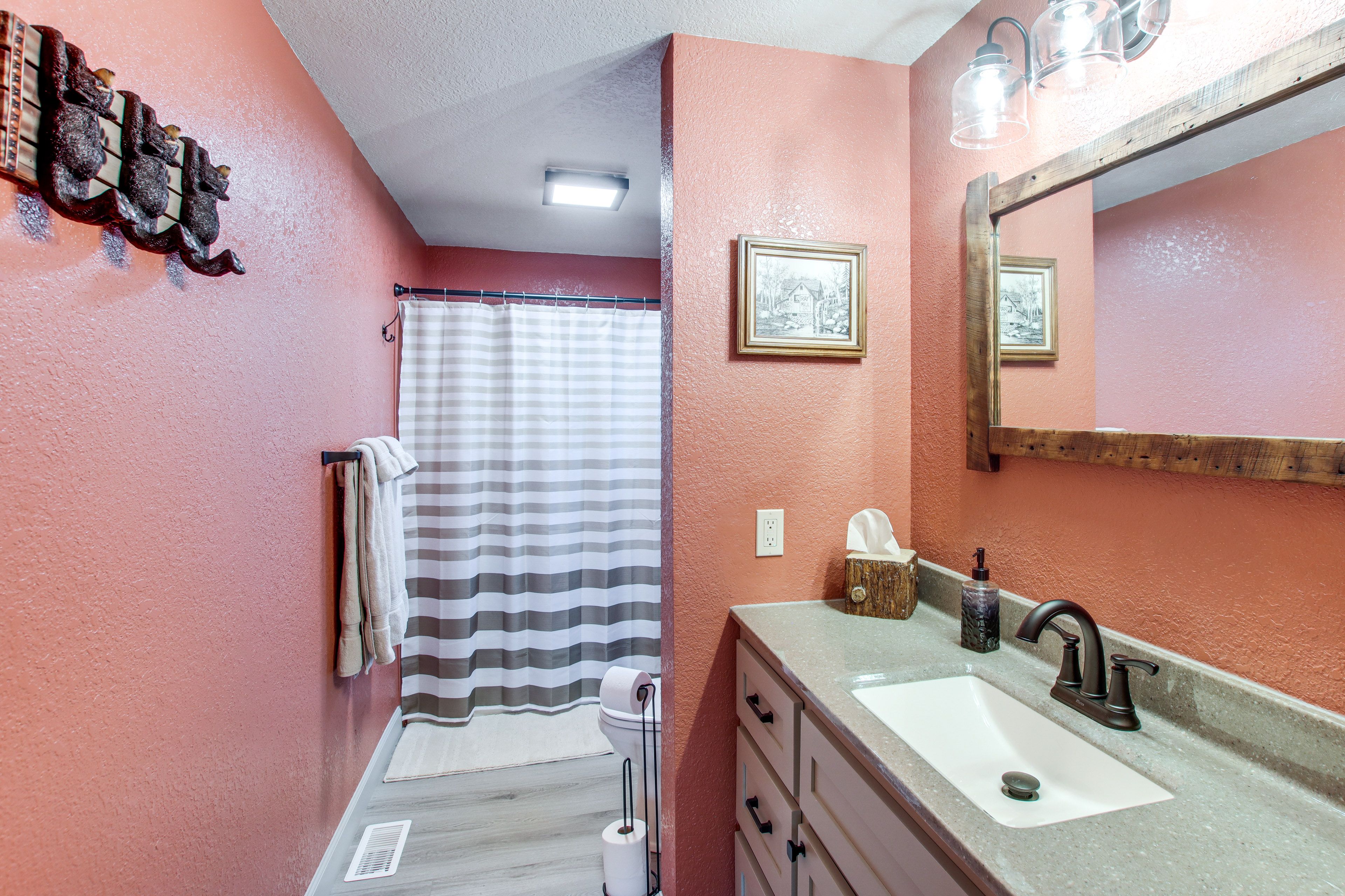En-Suite Bathroom | Towels Provided