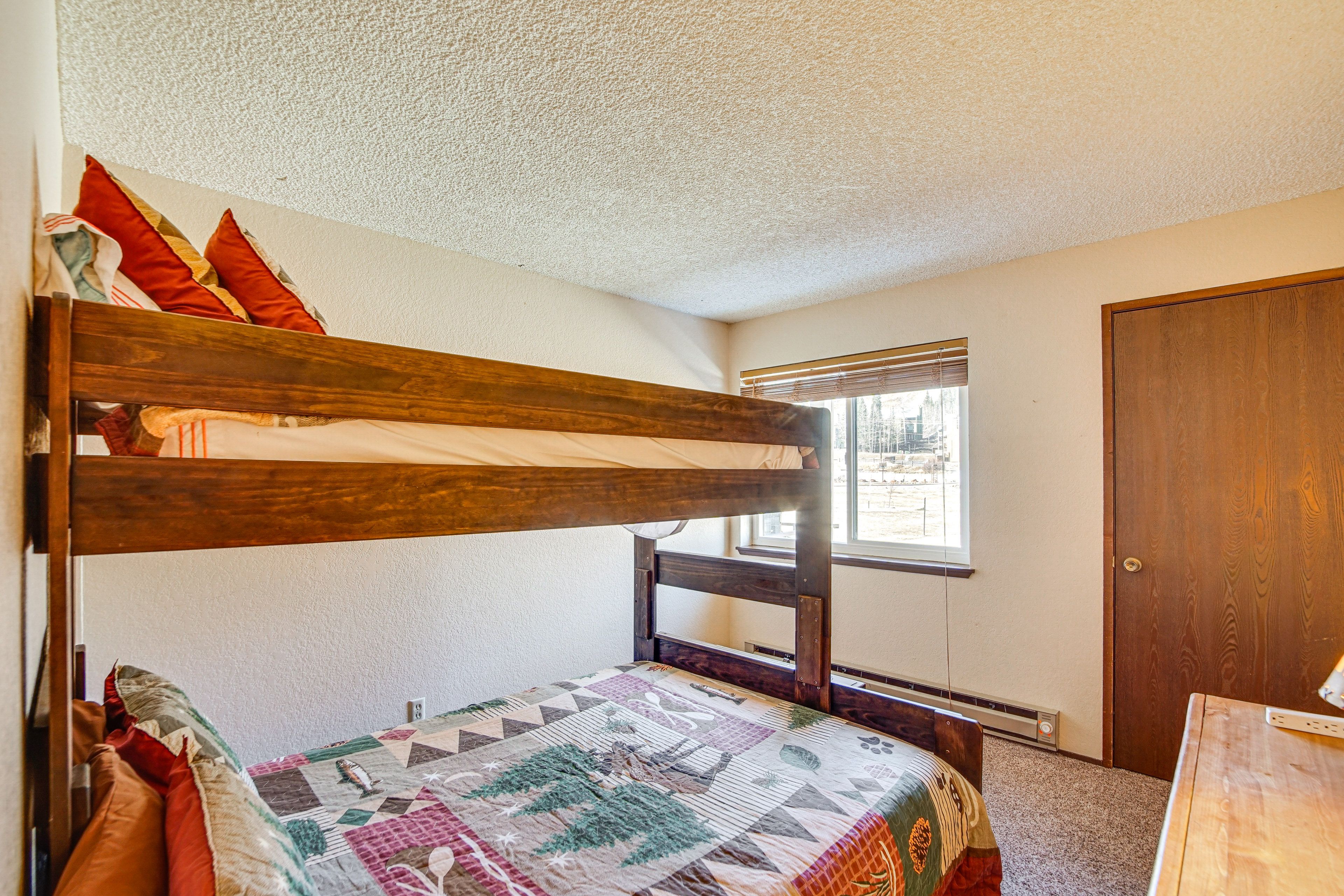 Bedroom 2 | Twin/Queen Bunk Bed