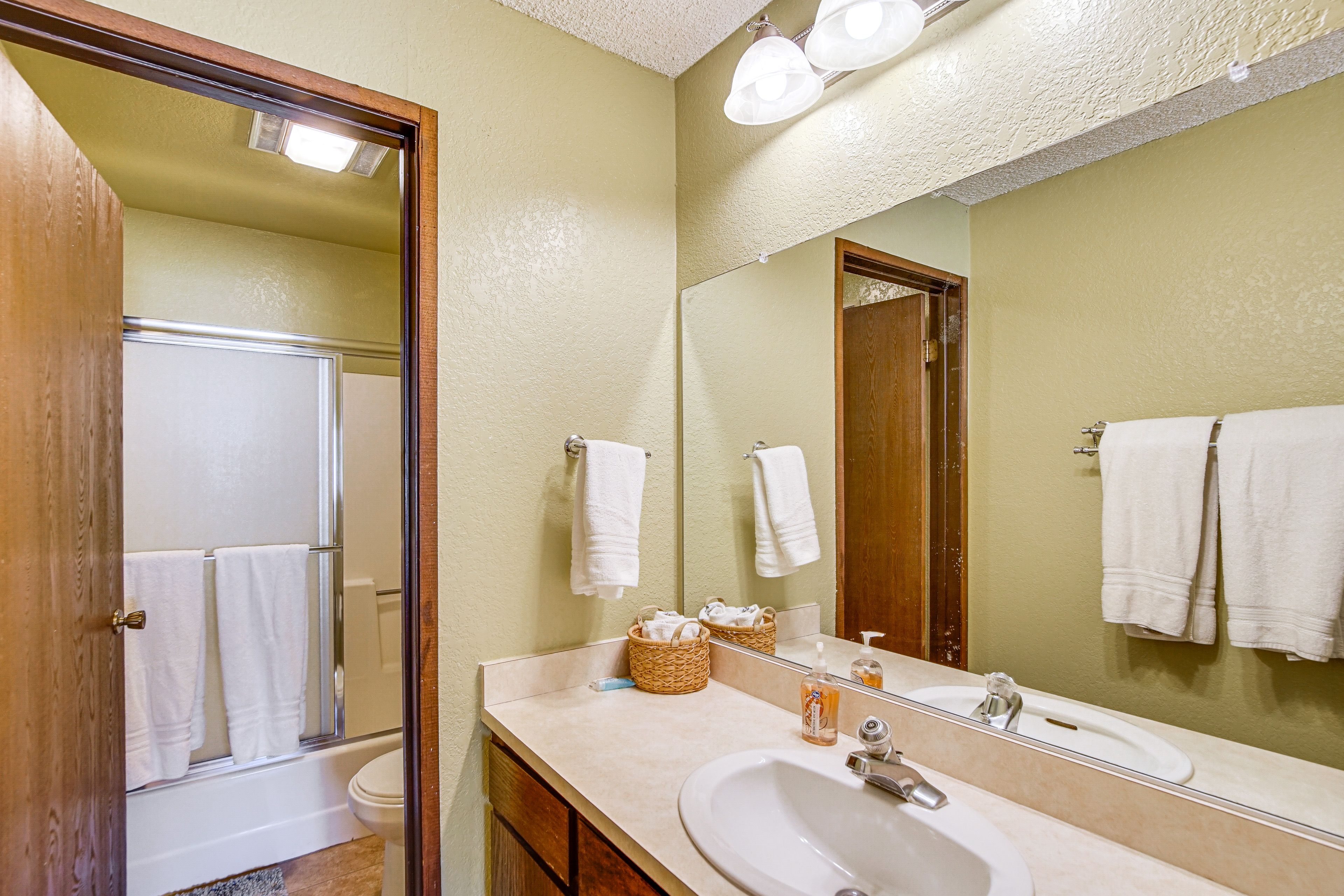 Full Bathroom | Towels Provided