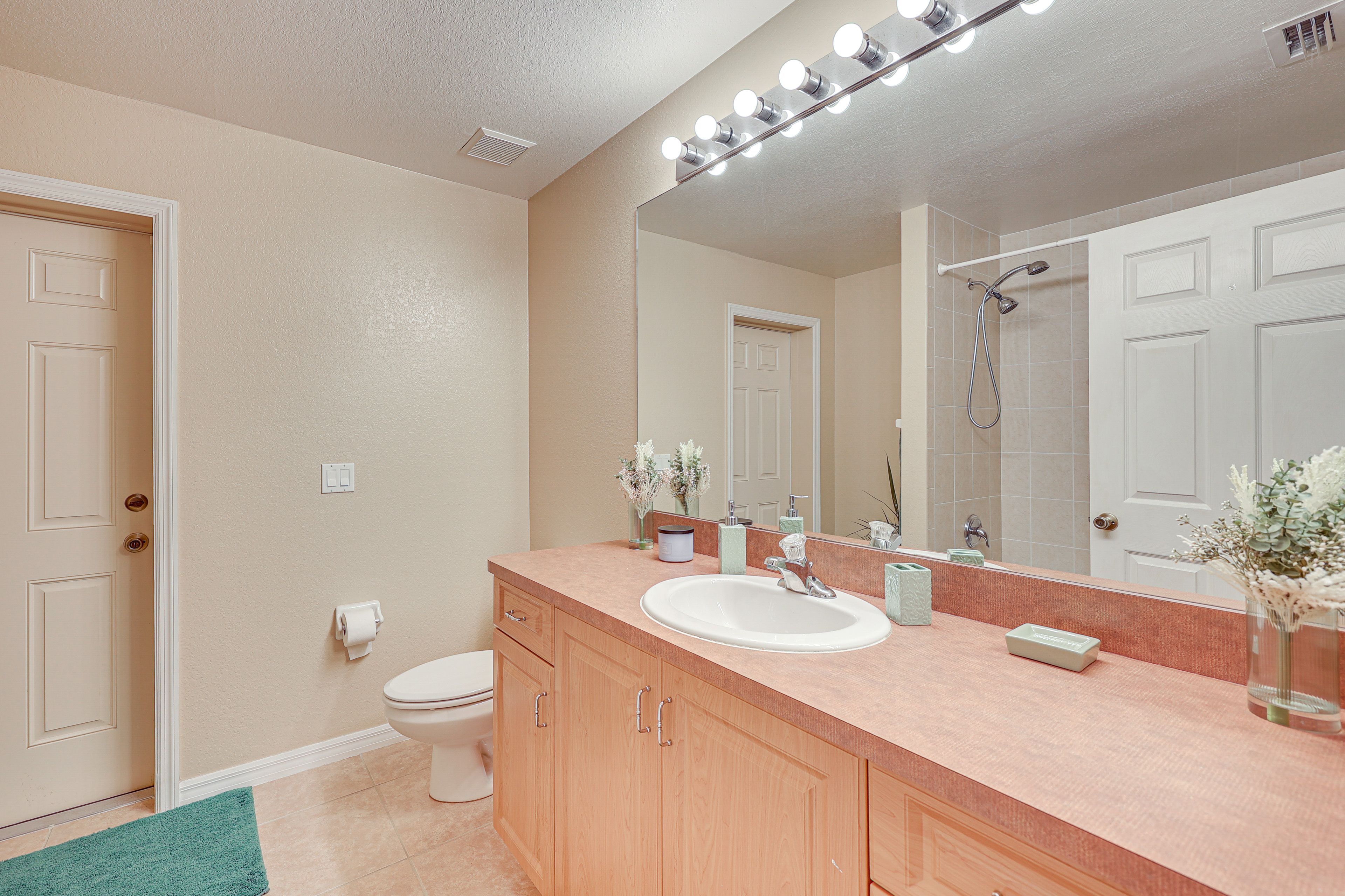 Bathroom | Bathtub/Shower | Towels Provided