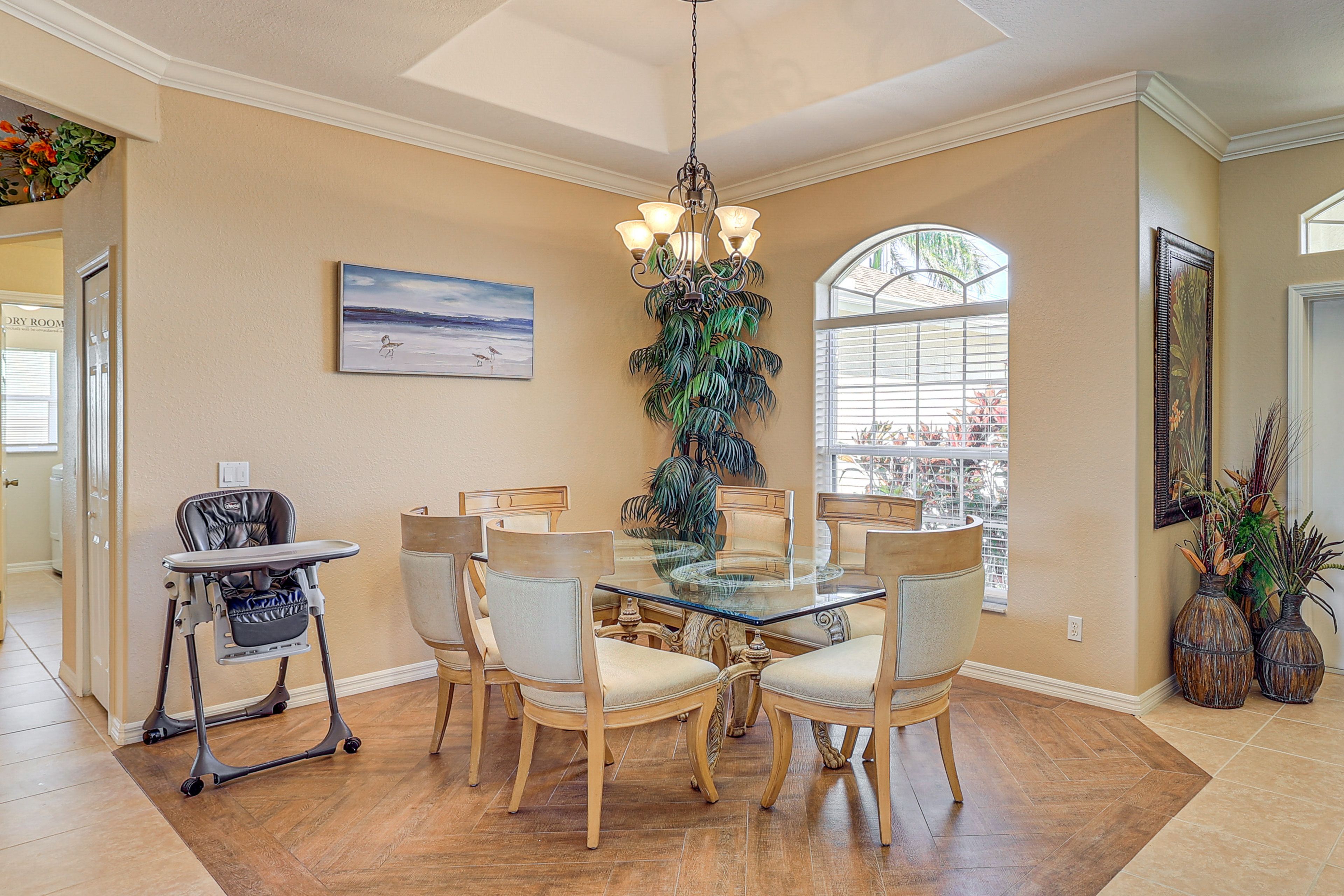 Dining Area | Dishware/Flatware Provided