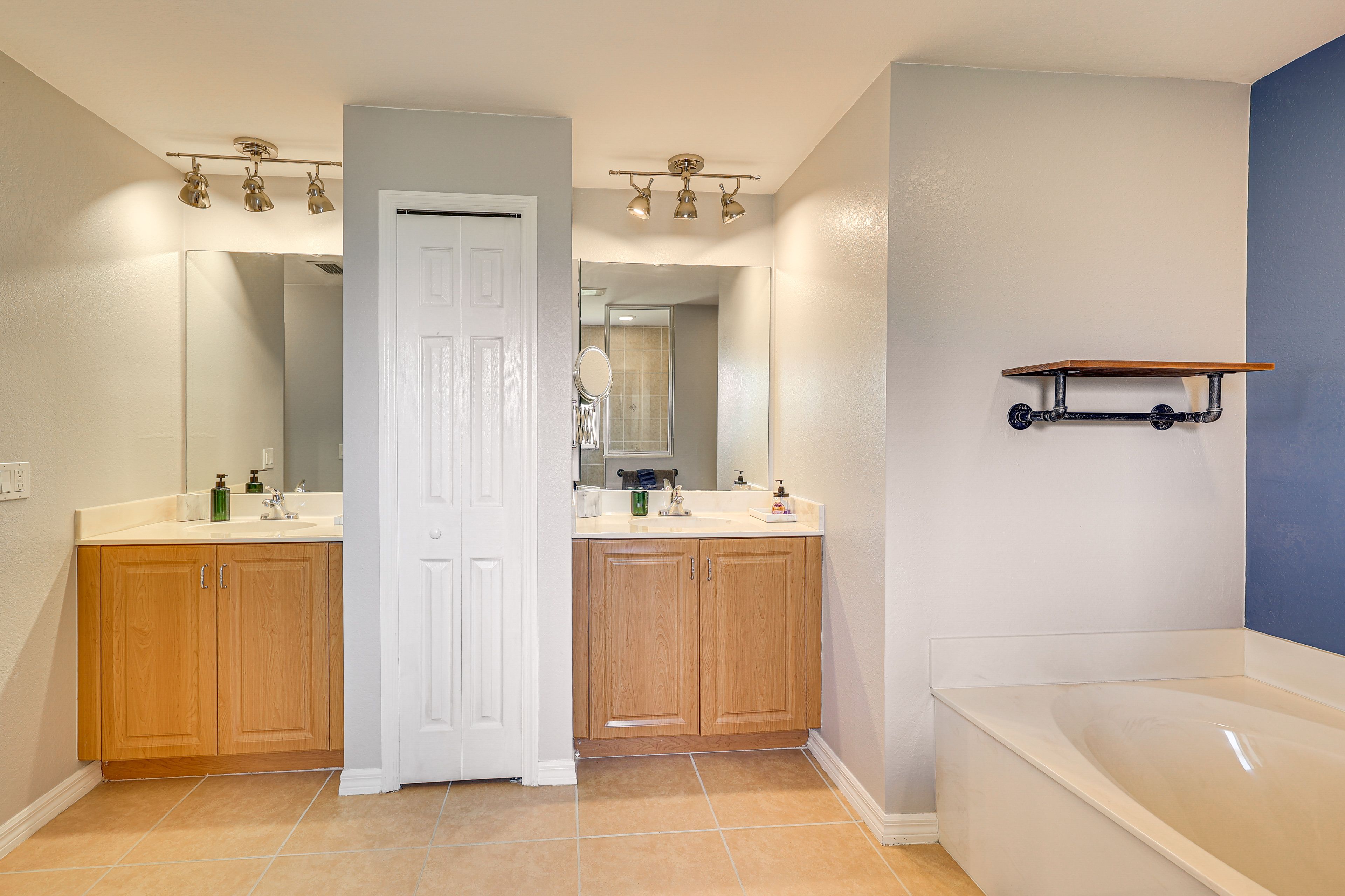 En-Suite Bathroom | Shower | Soaking Tub