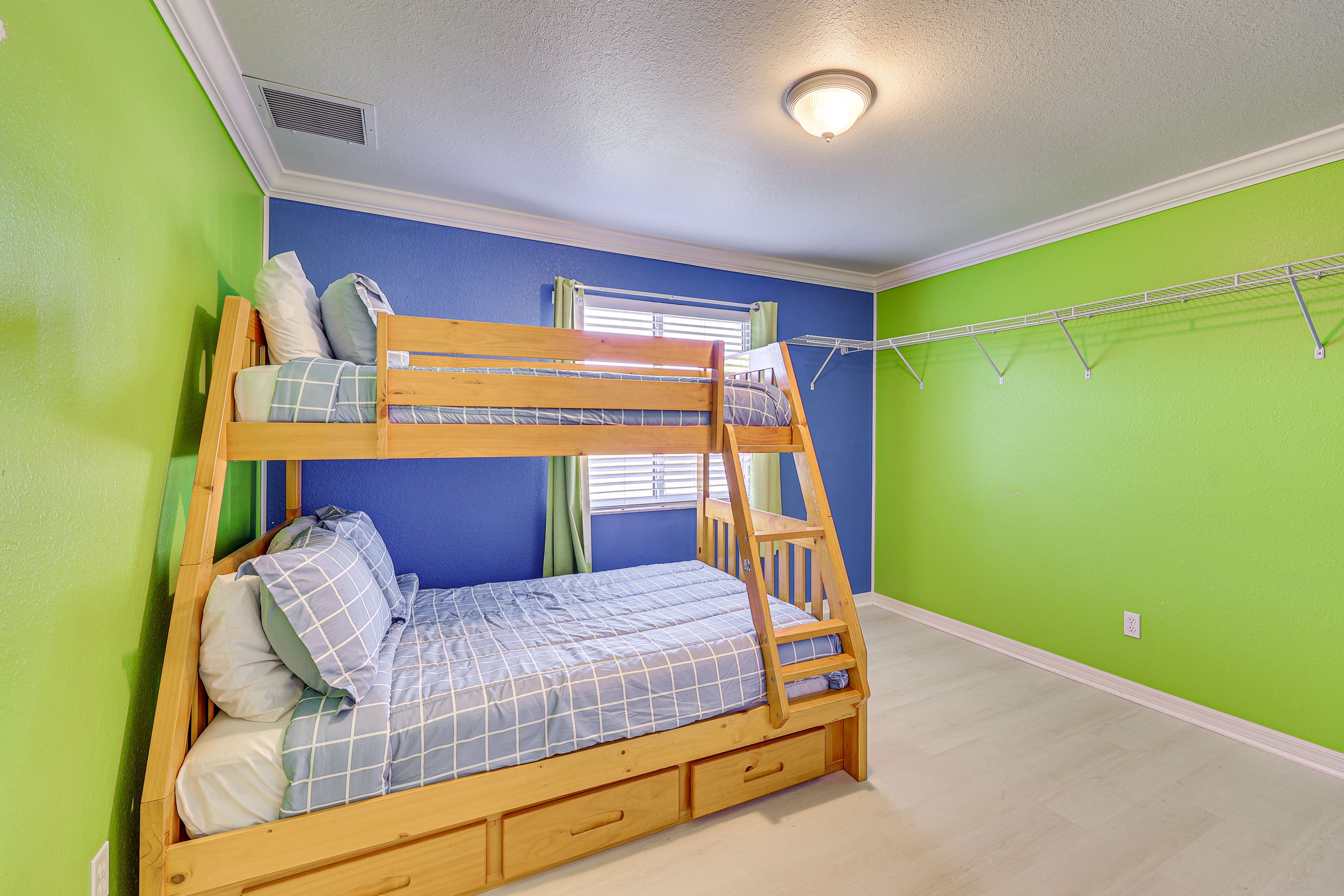 Bedroom 4 | Twin/Full Bunk Bed