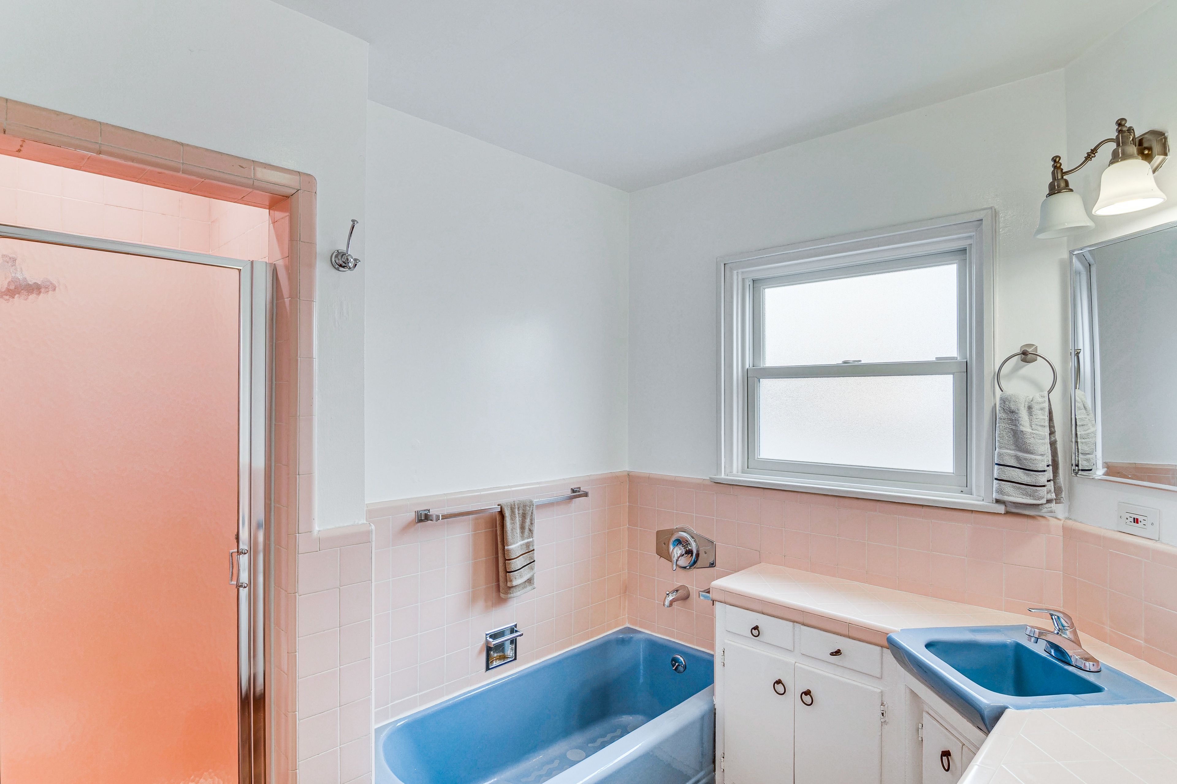 Full Bath | Towels Provided