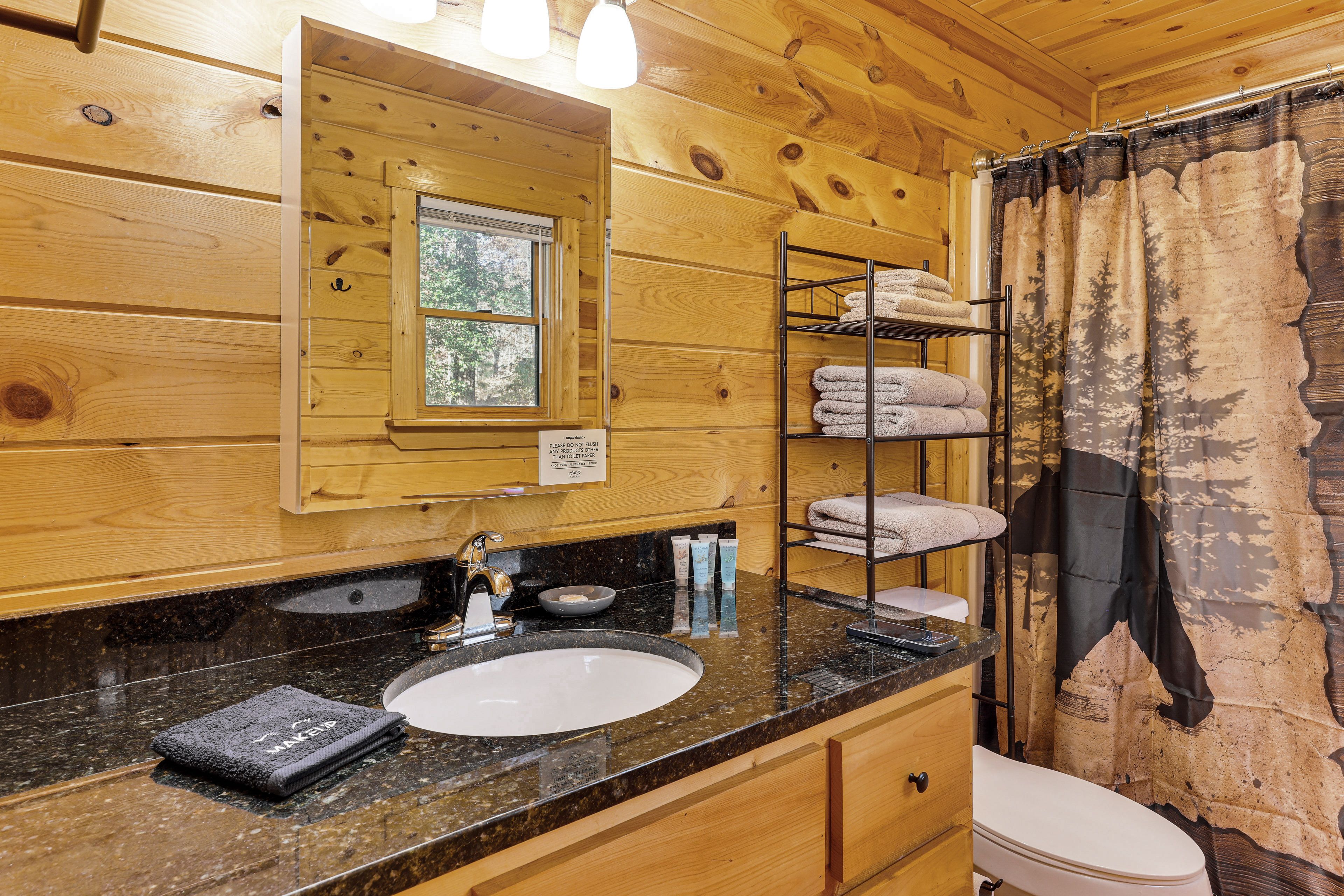 Full Bathroom | Complimentary Toiletries | Towels Provided