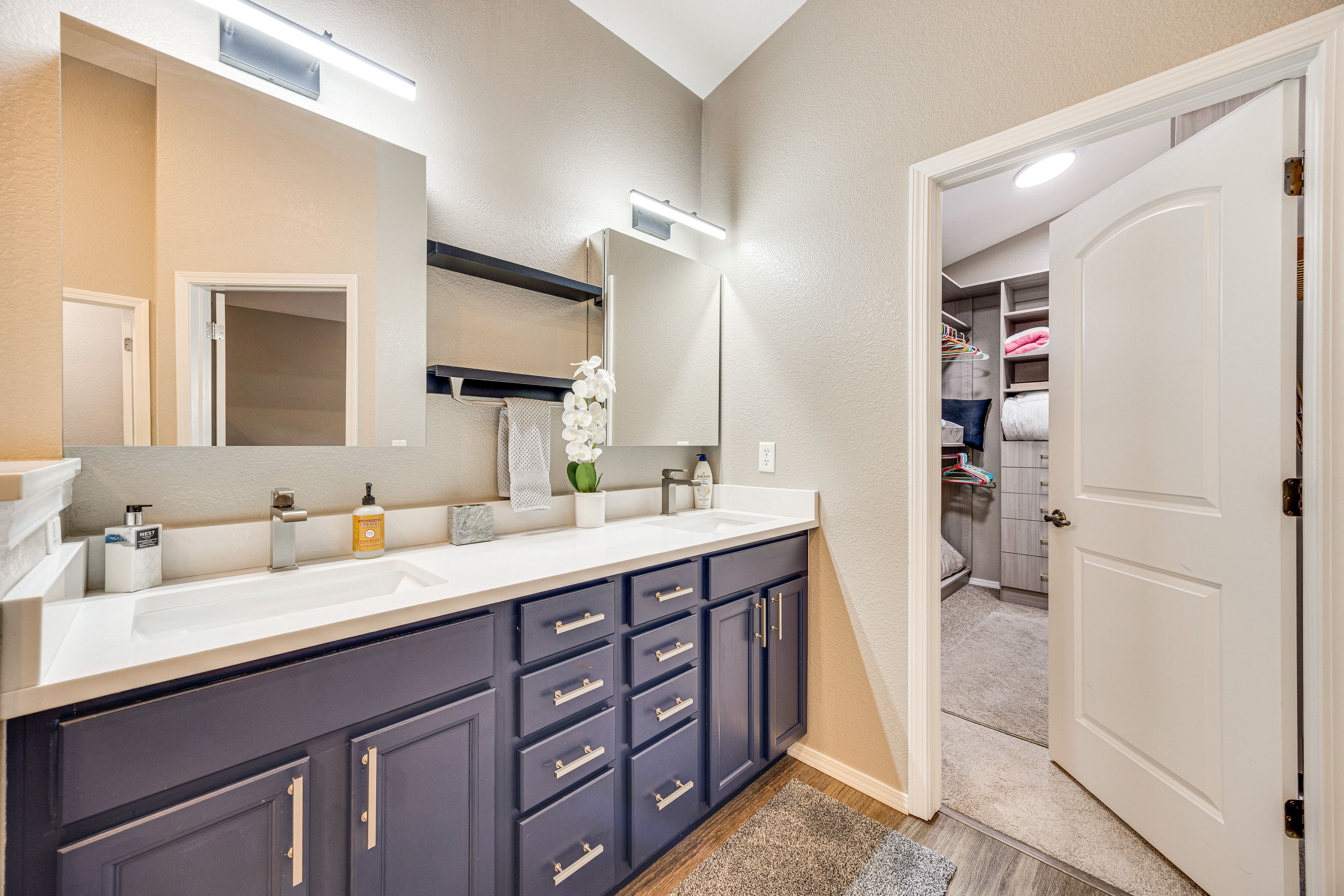 Full Bathroom | 1st Floor | Towels Provided