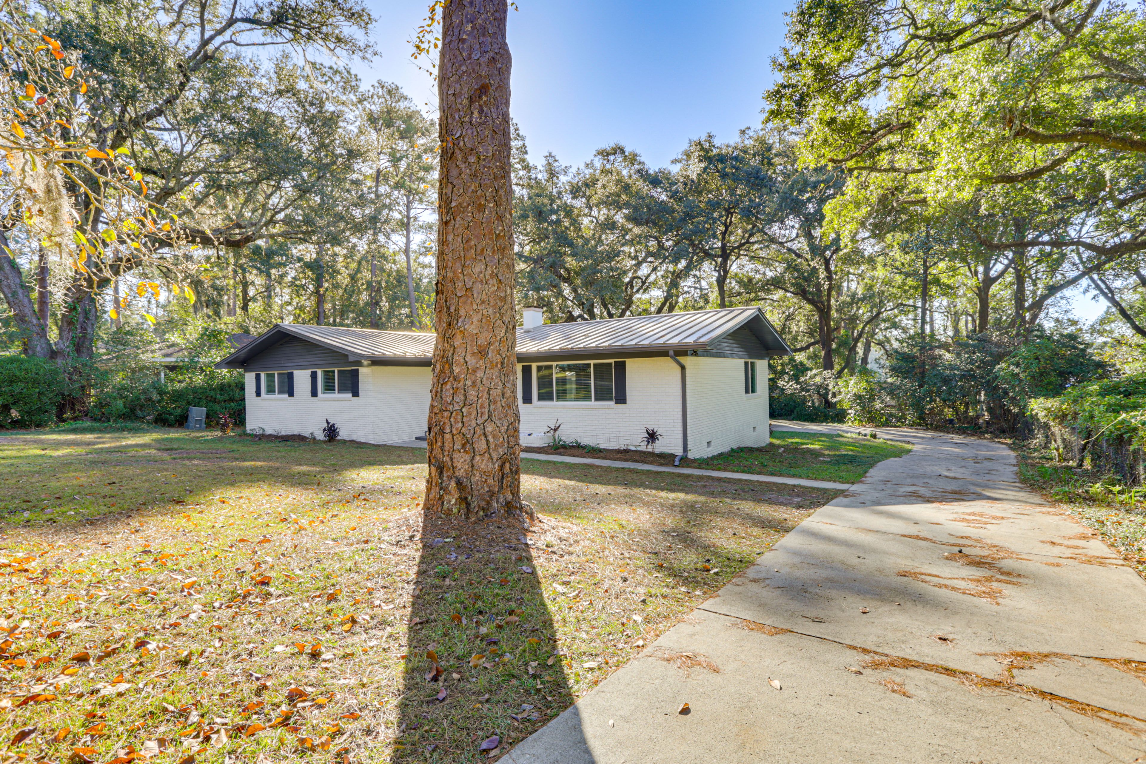 Home Exterior | Parking | Driveway (2 Vehicles)