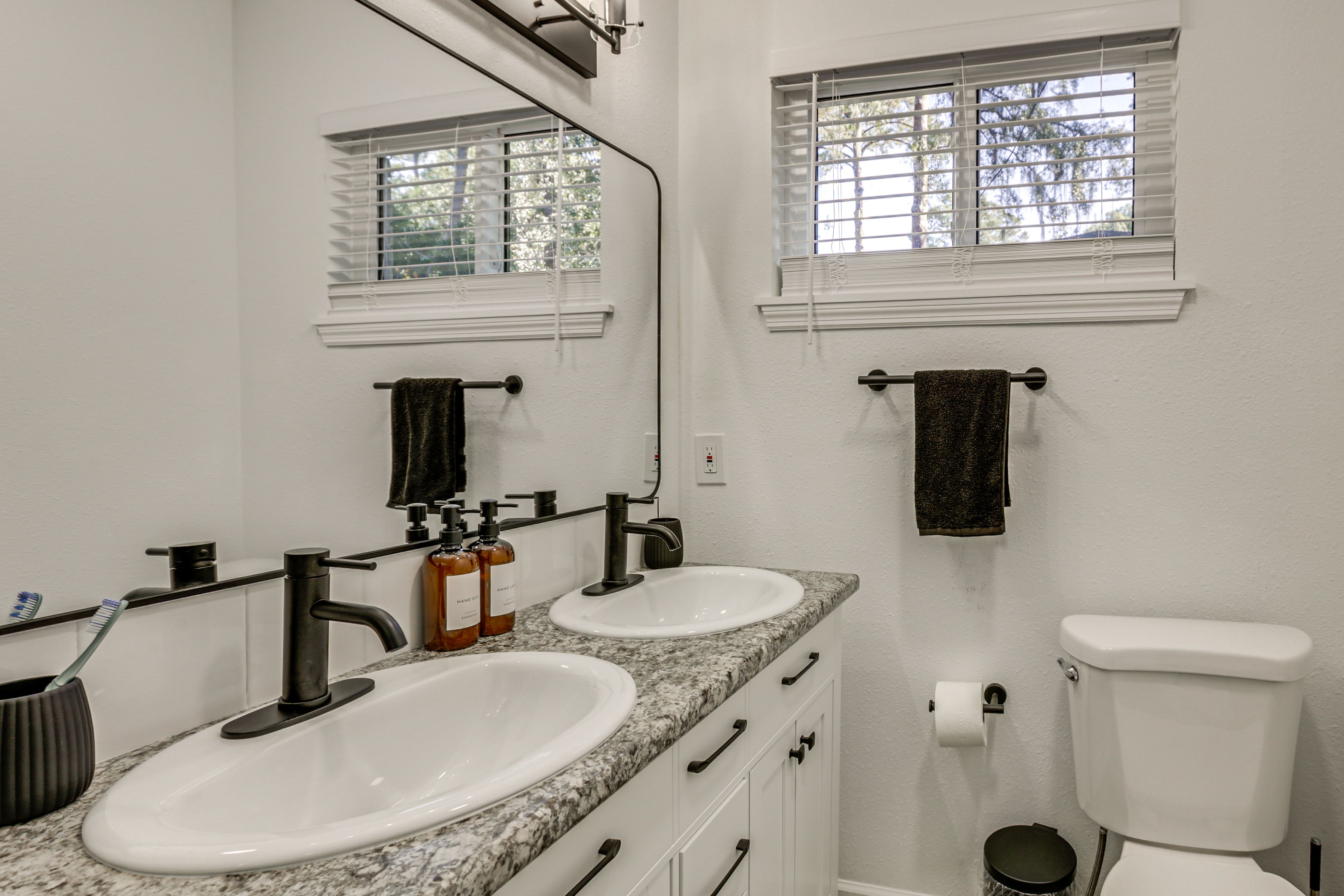 Full Bathroom | Towels Provided