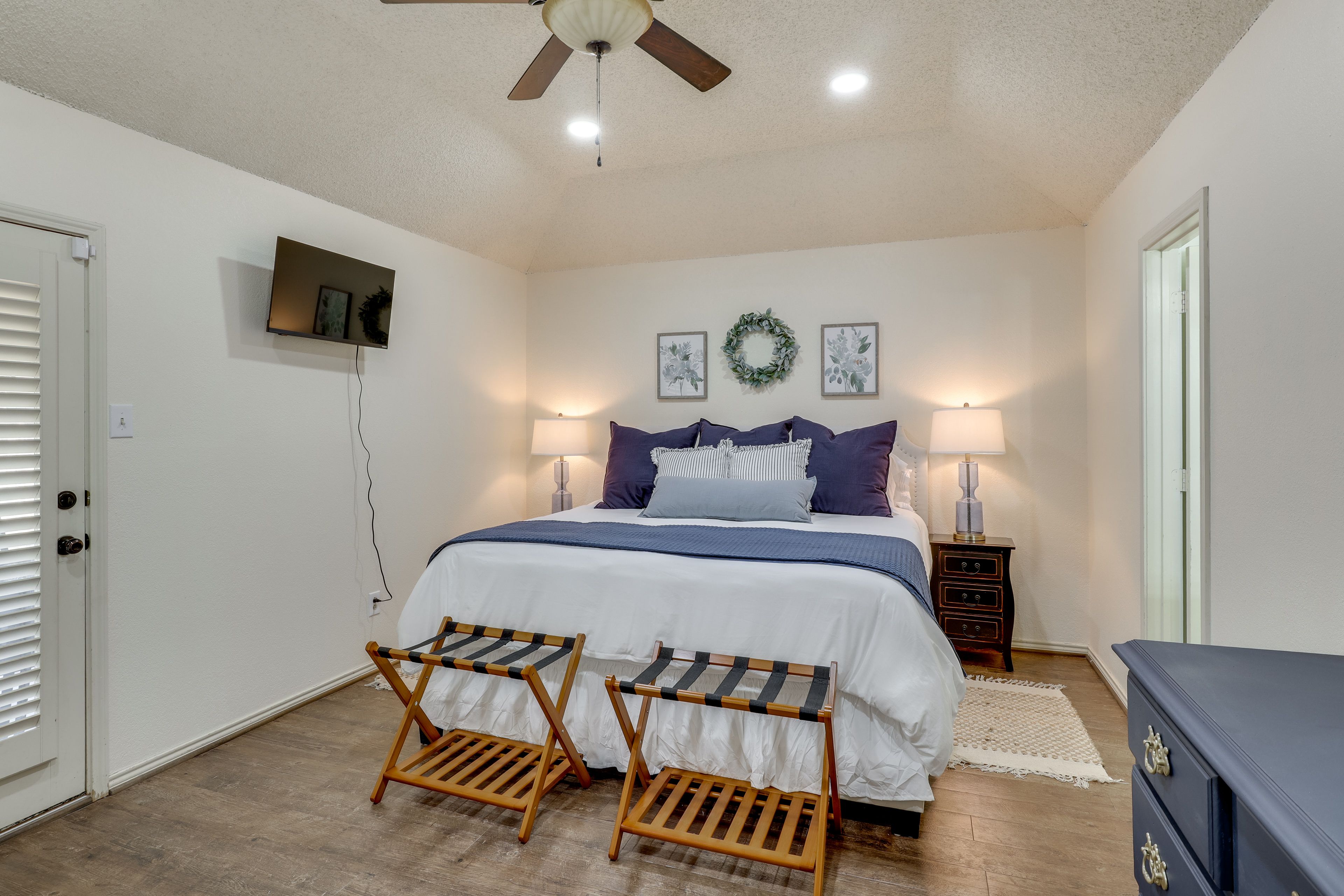 Bedroom 1 | King Bed | Twin Daybed w/ Twin Trundle