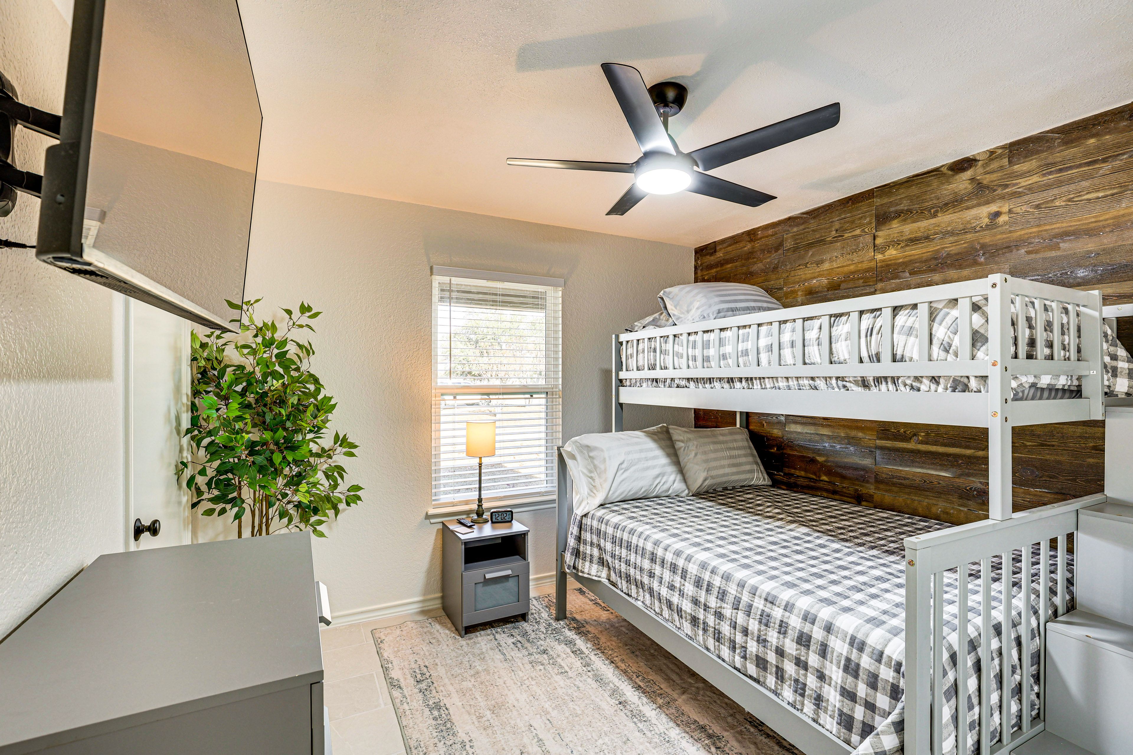 Bedroom 3 | Twin/Queen Bunk Bed | Smart TV