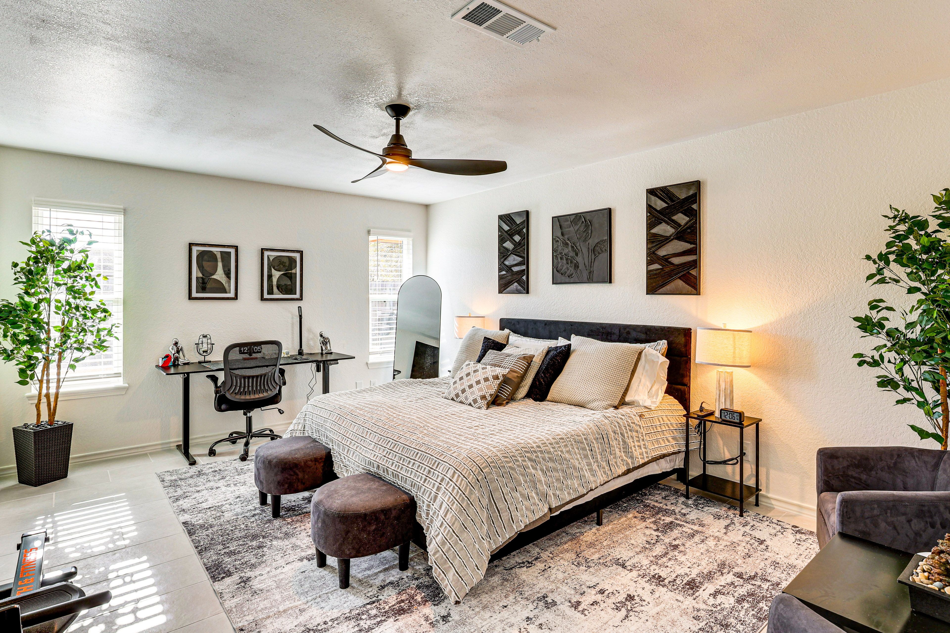 Bedroom 1 | King Bed | Desk | Smart TV