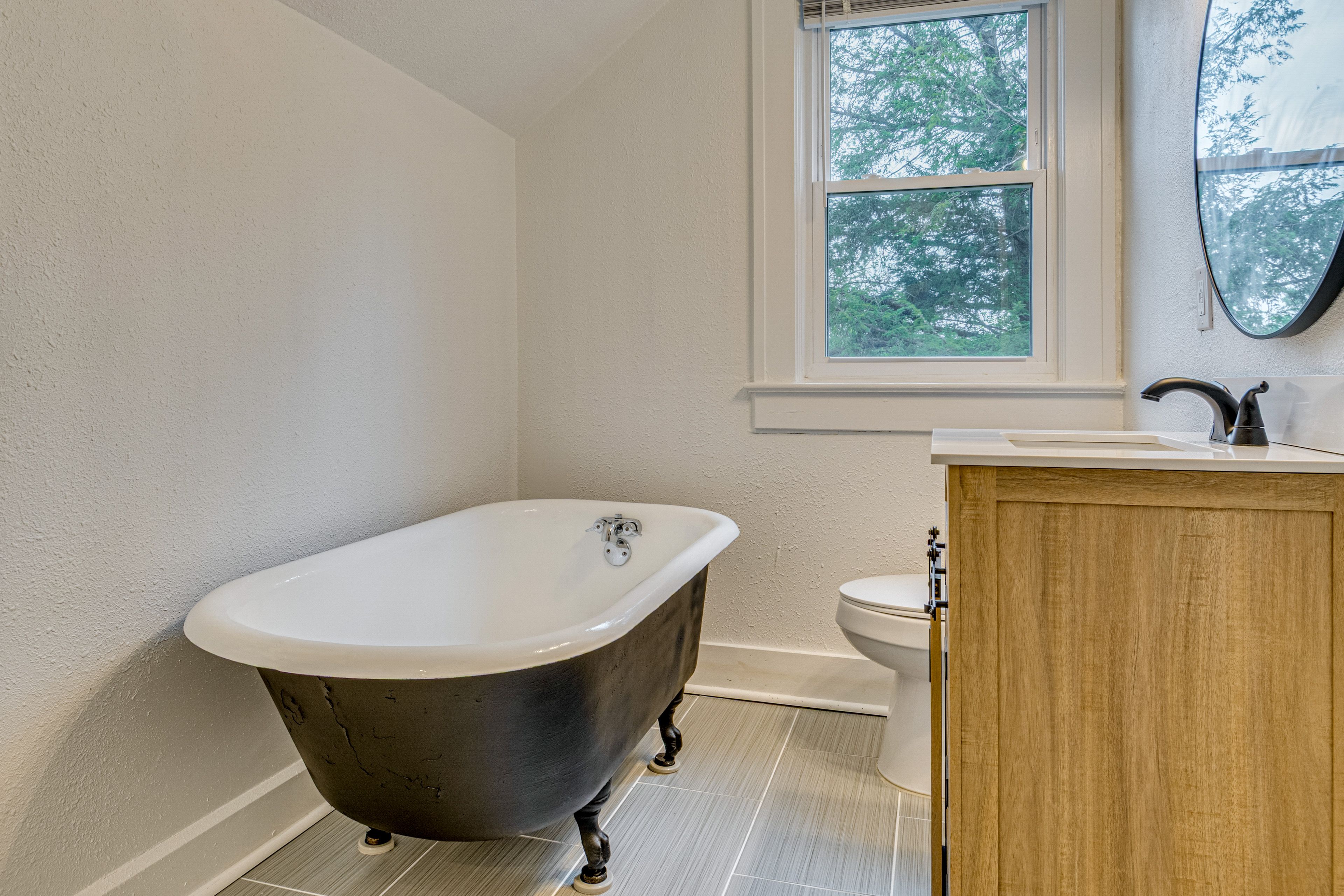 Full Bathroom | 3rd Floor