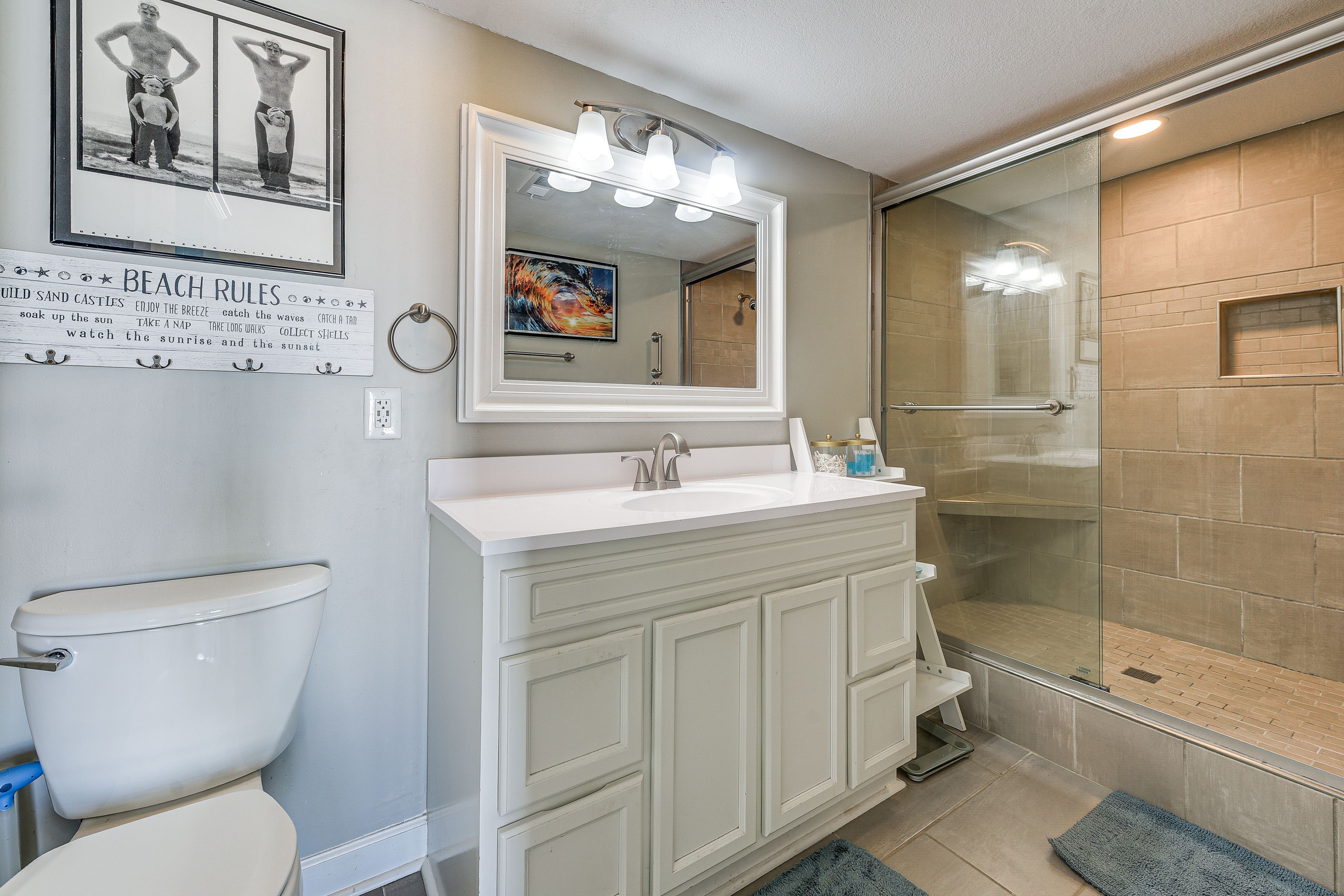 Full Bathroom | Towels Provided