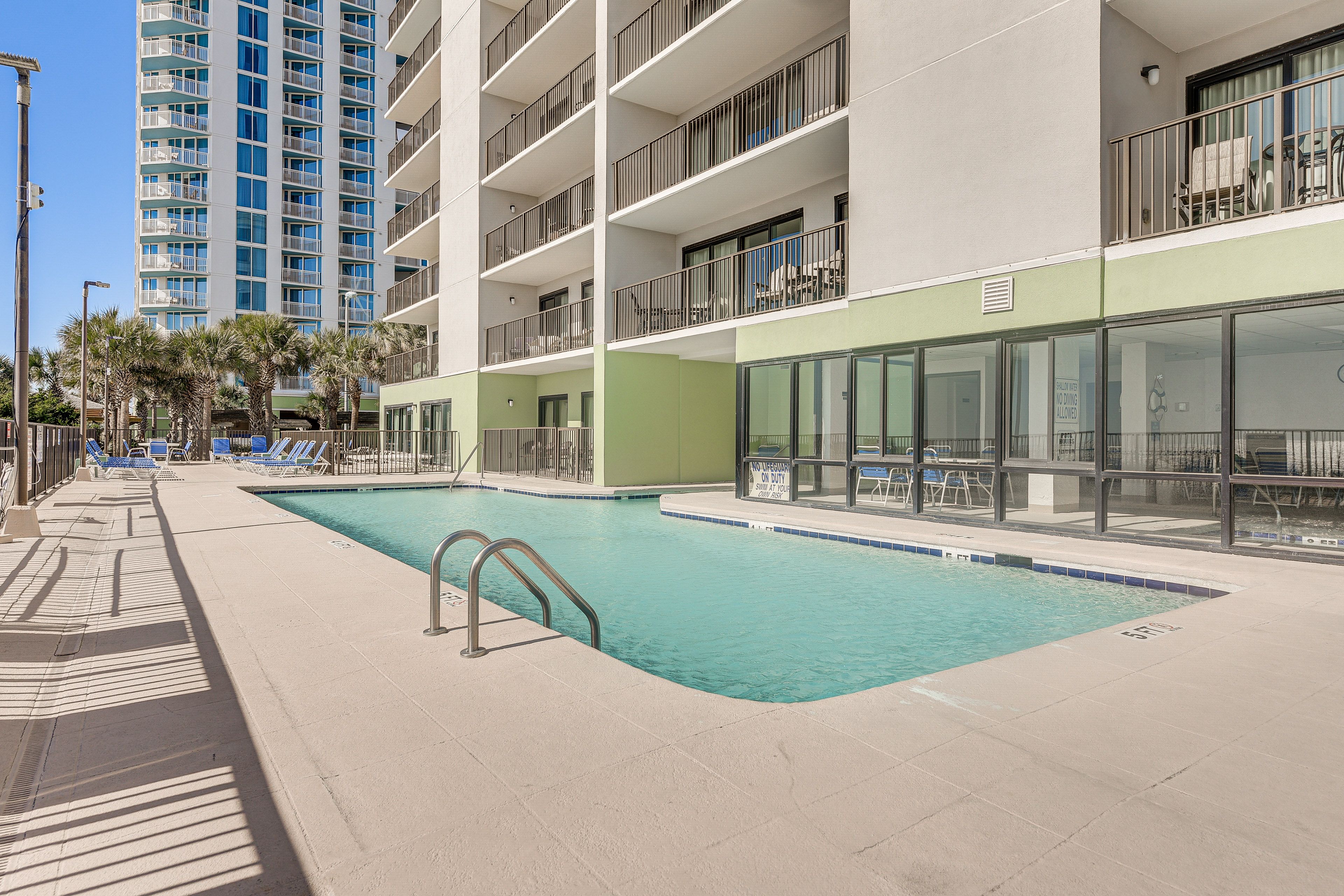 Community Outdoor Pool & Hot Tub