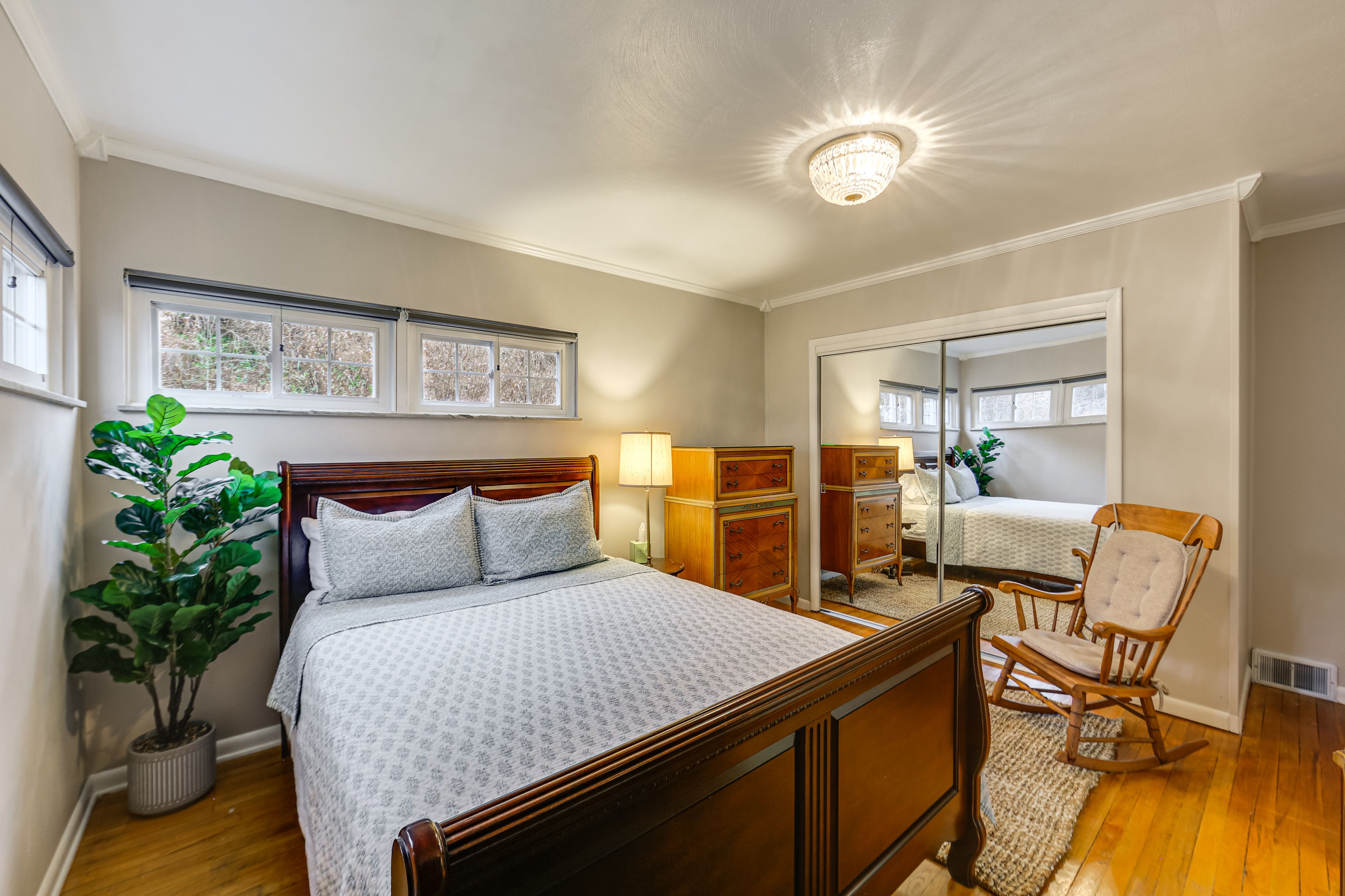 Bedroom 1 | 1st Floor | Queen Bed | Smart TV