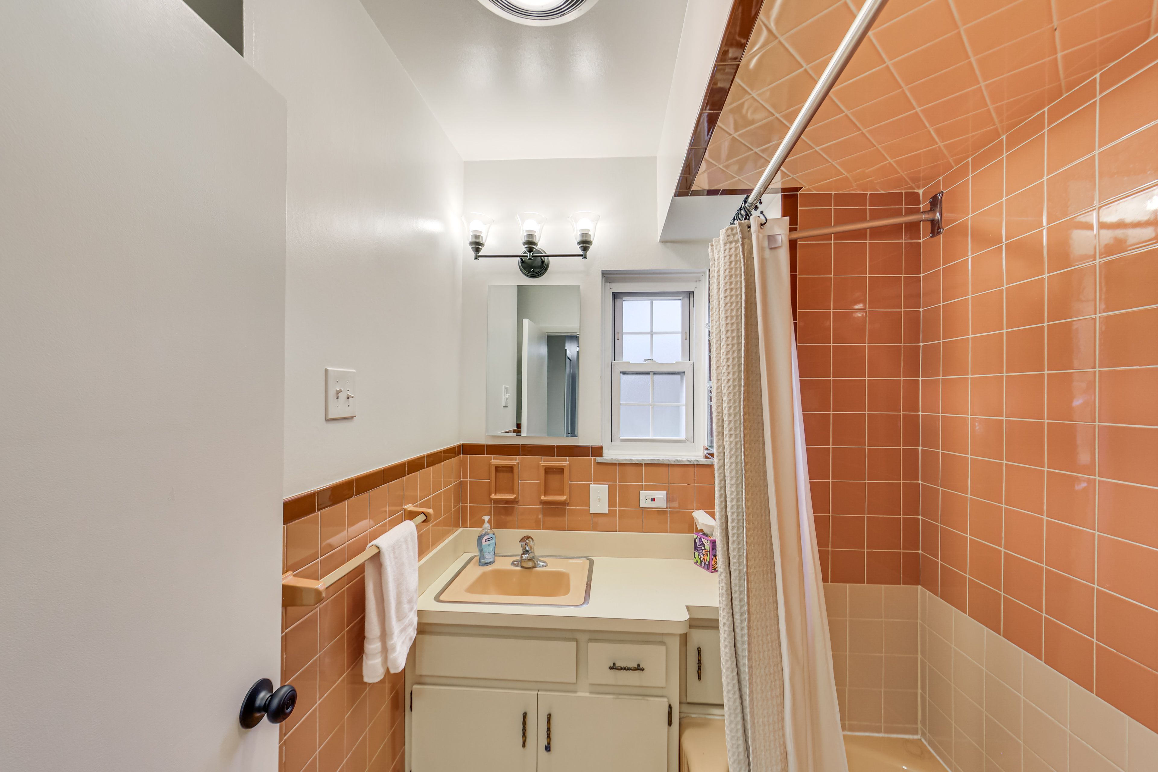 Full Bathroom | 1st Floor | Towels Provided