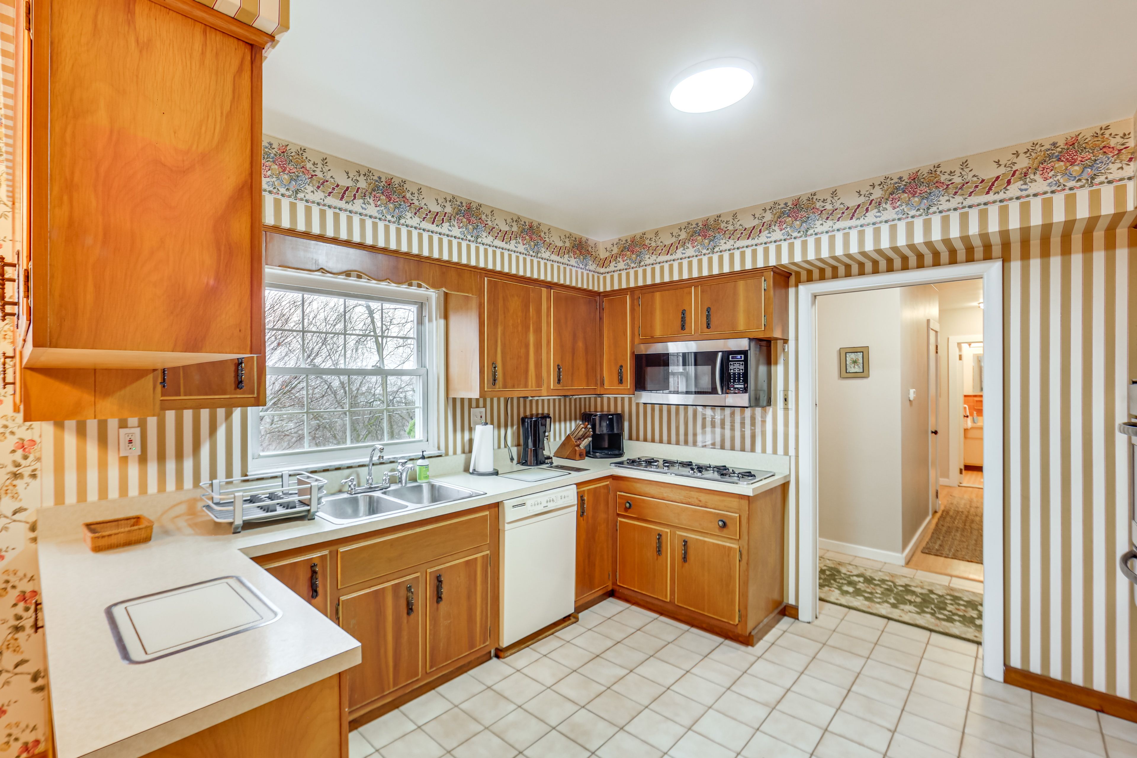 Property Interior | Central A/C & Heating | Free WiFi