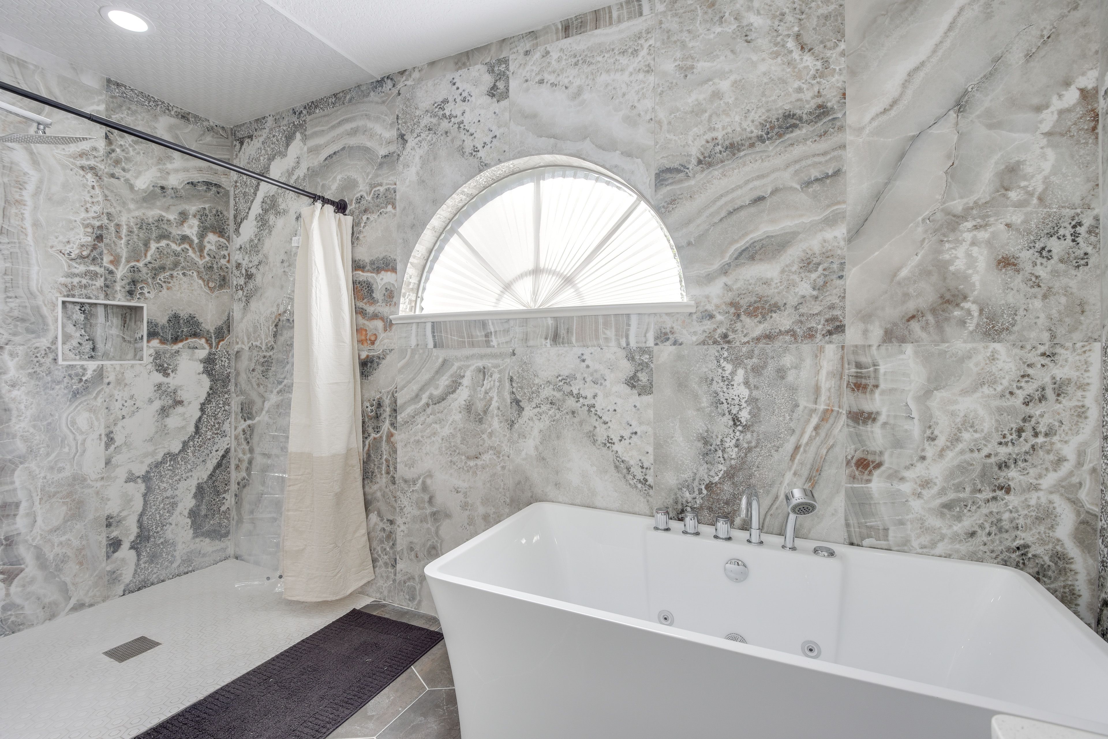 Full Bathroom | 1st Floor | Towels Provided