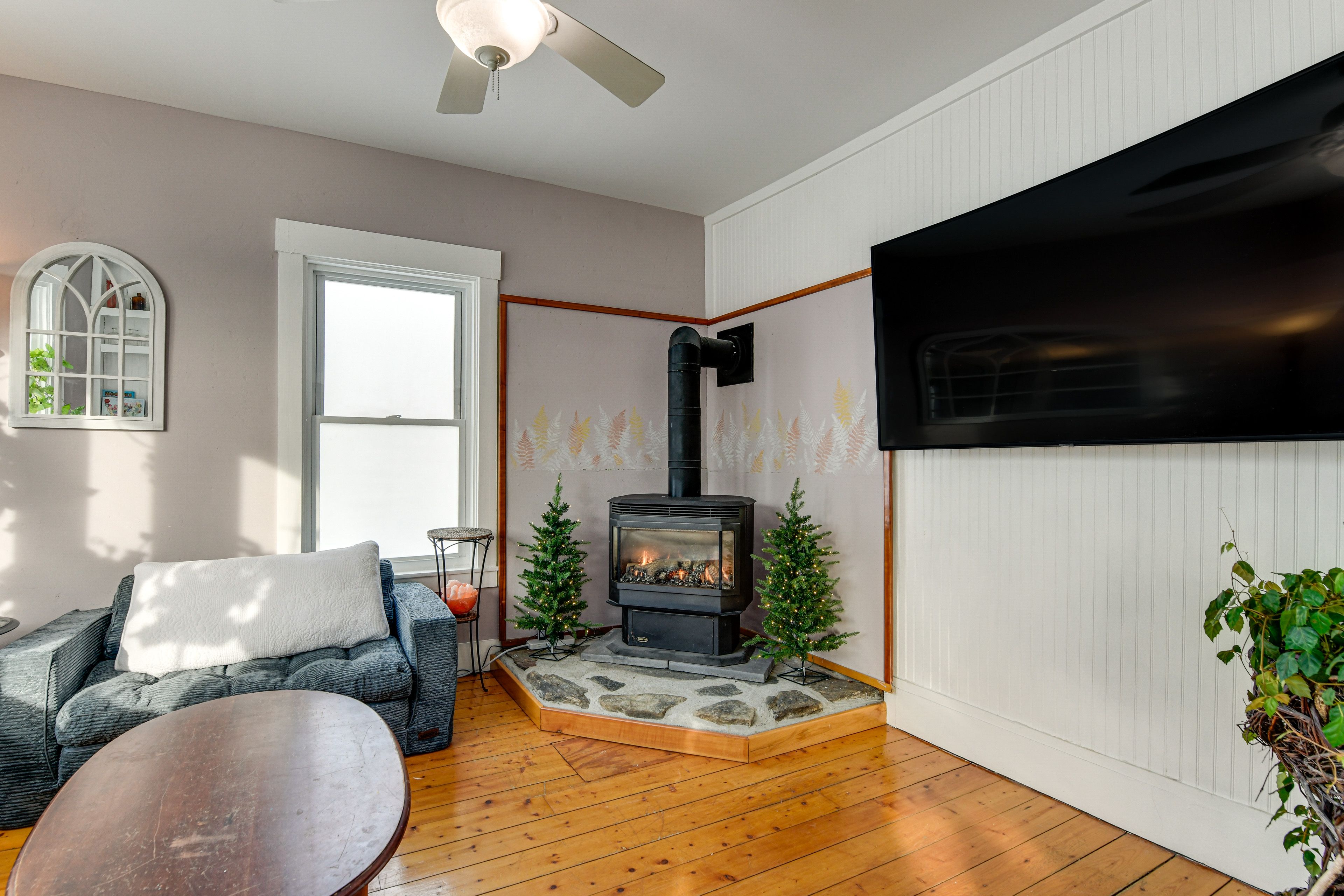 Living Room | Smart TV | Fireplace