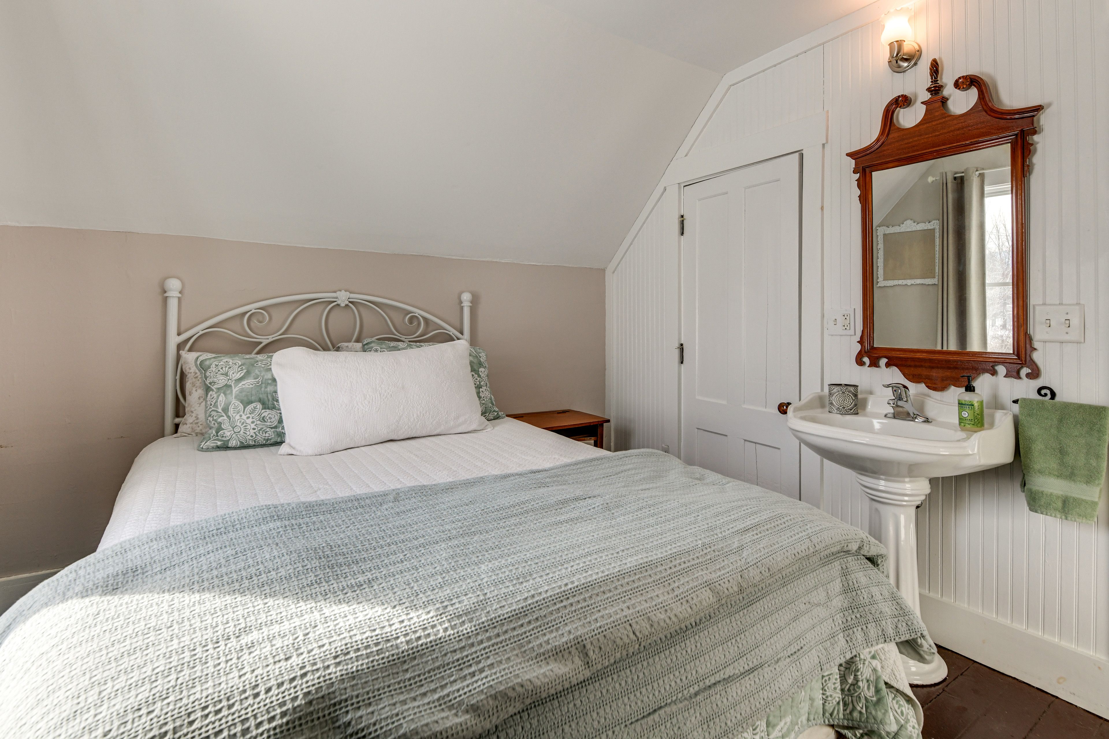 Bedroom 2 | Queen Bed | 2nd Floor