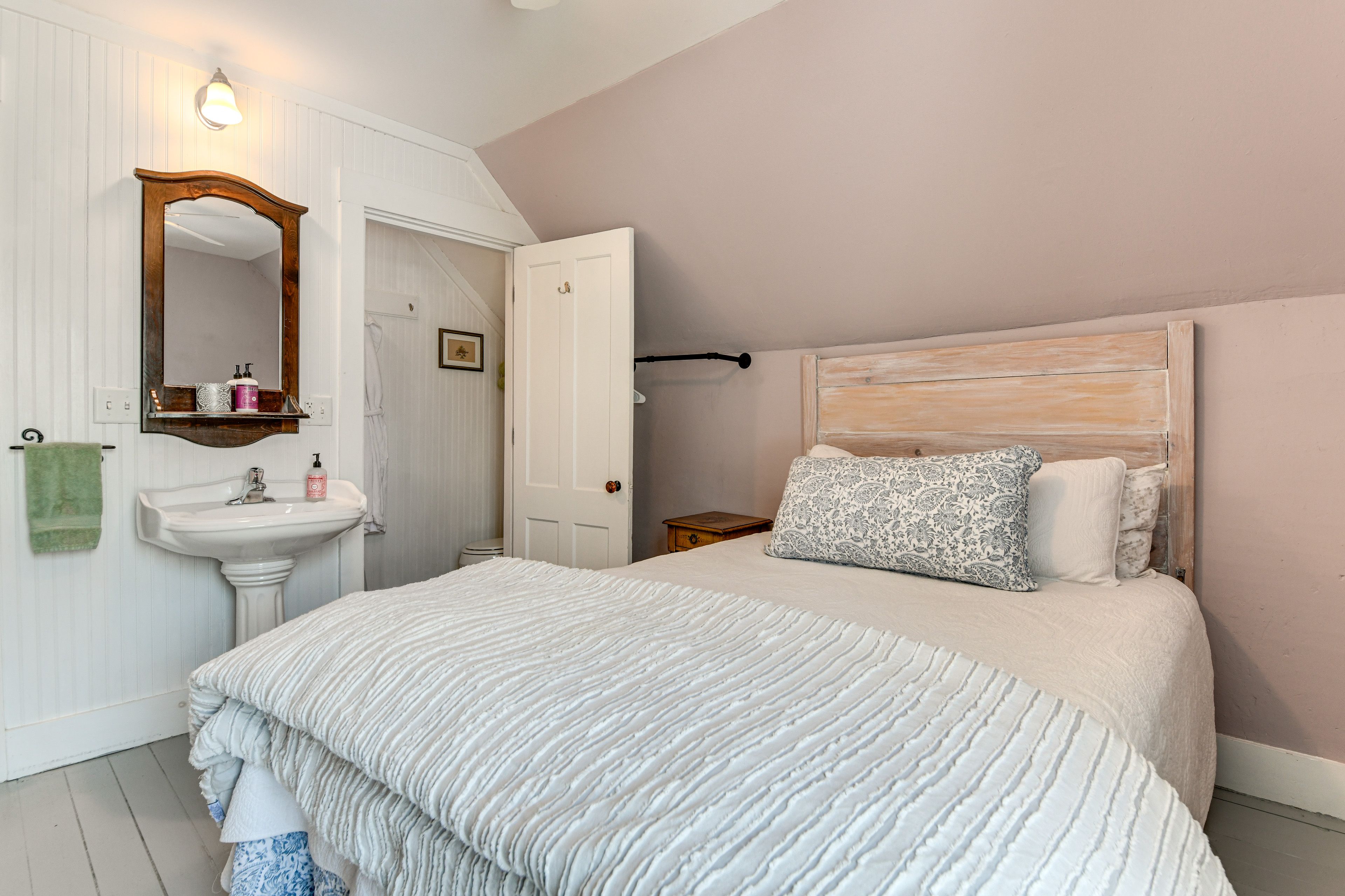 Bedroom 3 | Queen Bed | 2nd Floor